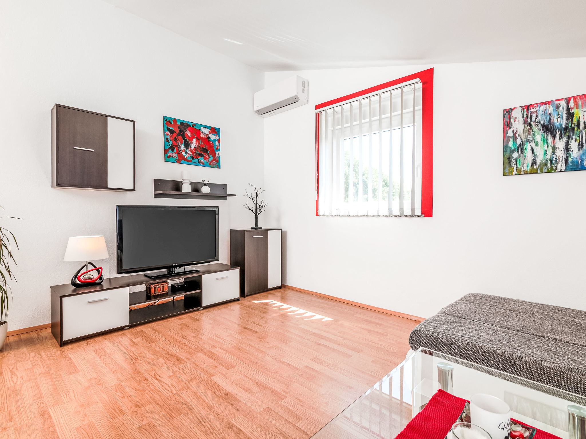 Photo of Ema Red mit Parkplatz, Terrasse und Grillmöglic