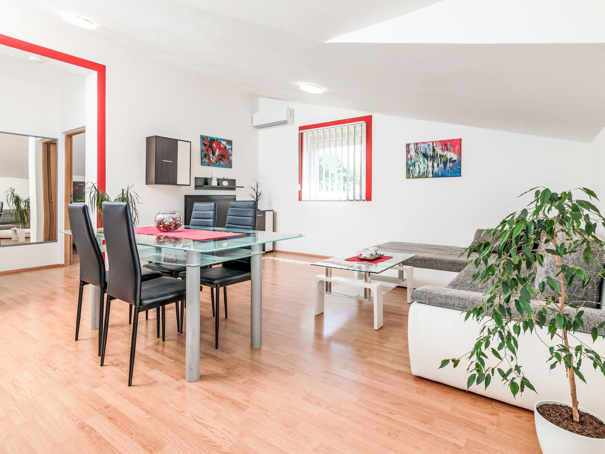 Photo of Ema Red mit Parkplatz, Terrasse und Grillmöglic