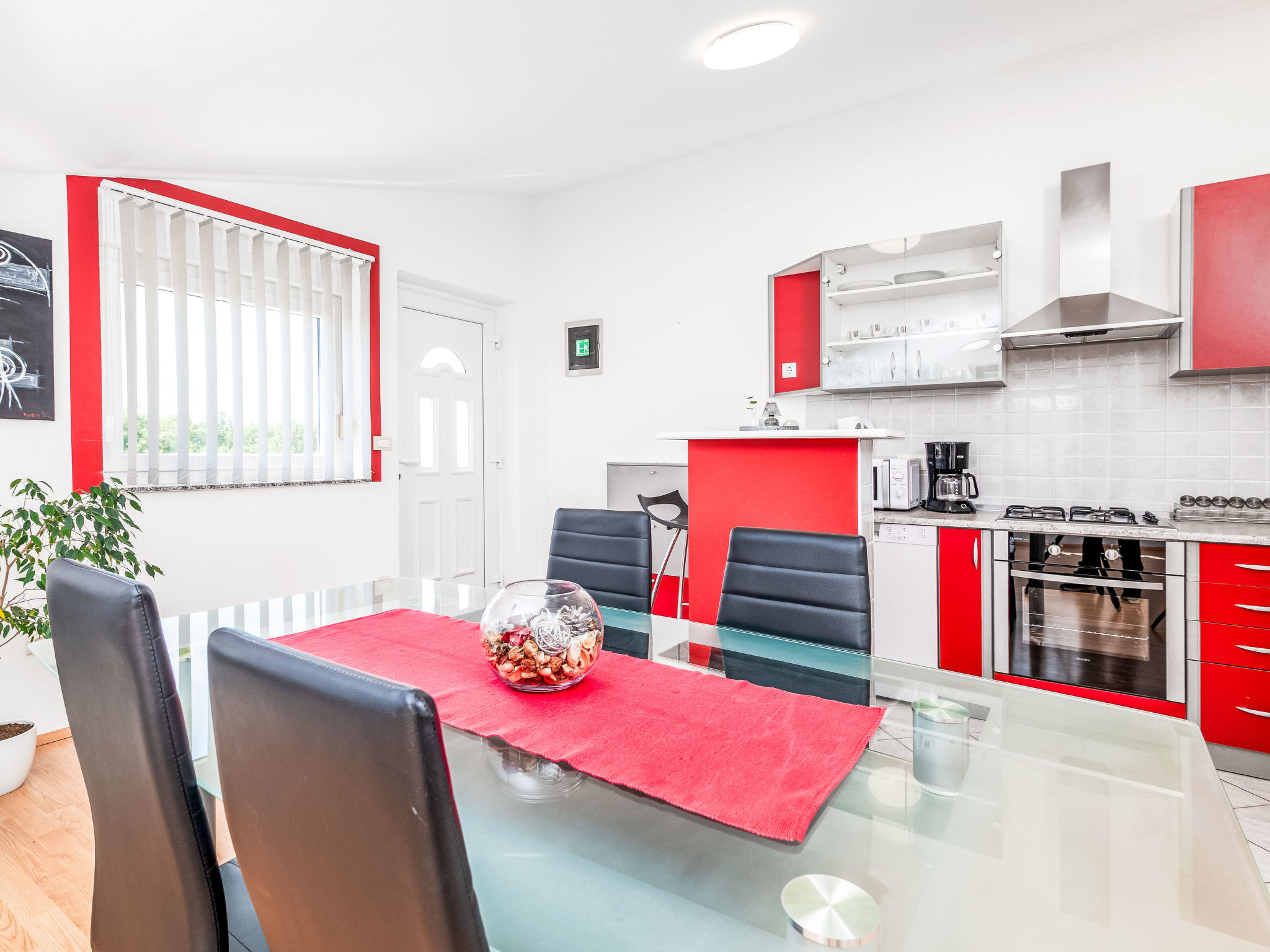 Photo of Ema Red mit Parkplatz, Terrasse und Grillmöglic