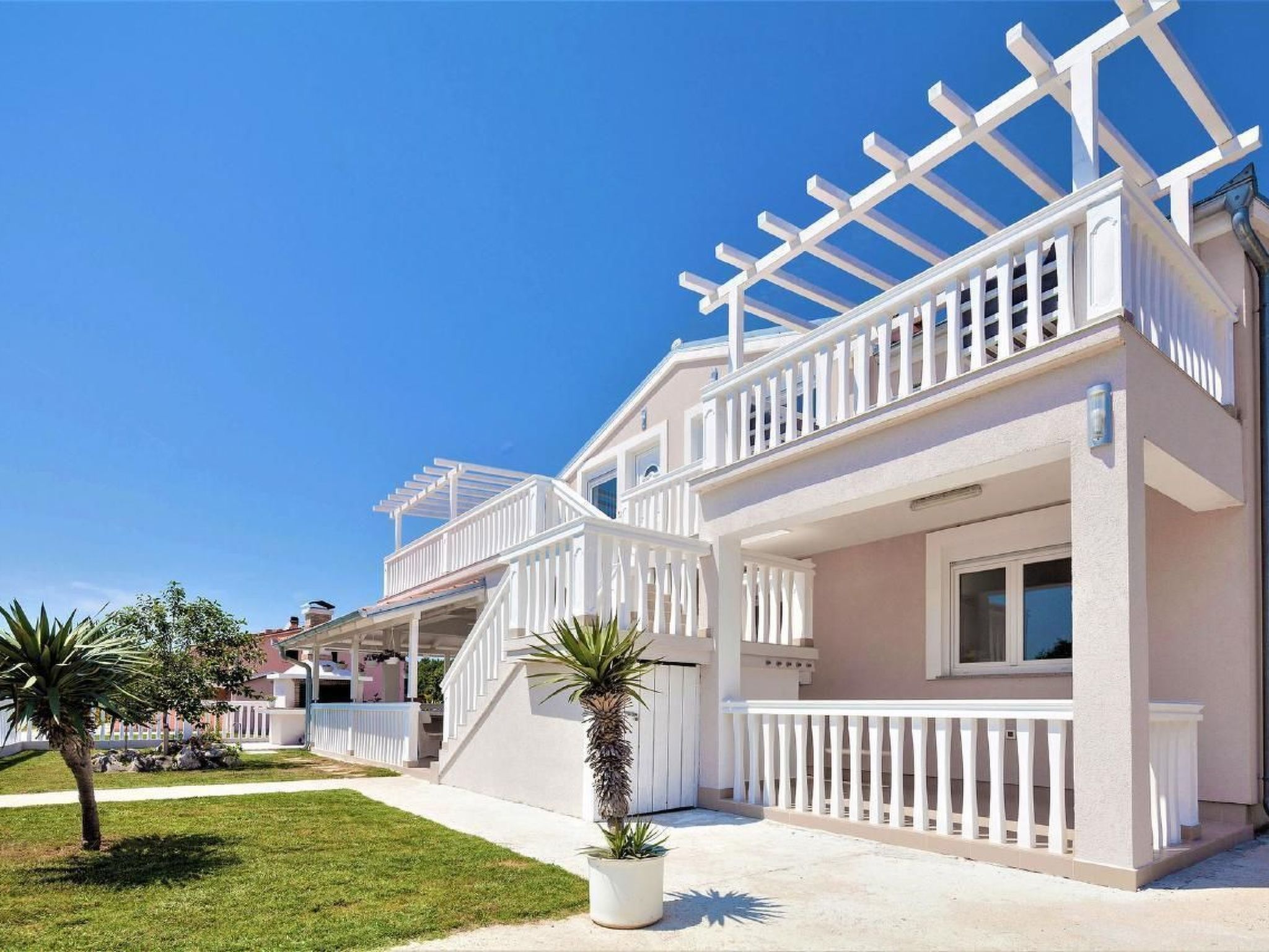 mit Jacuzzi in Villa mit Parkplatz Accommodation in Medulin