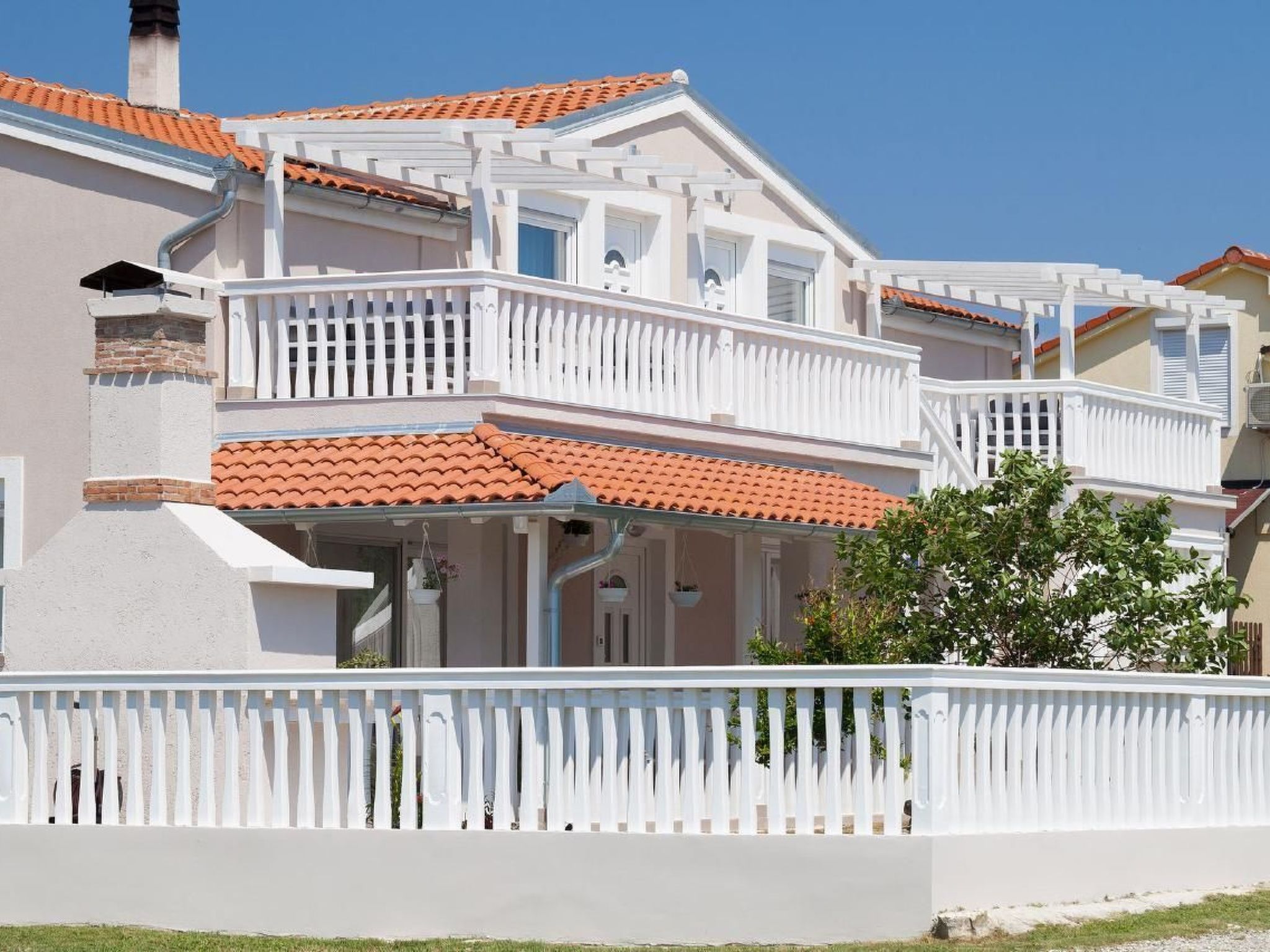 Mit Jacuzzi in Villa mit Parkplatz-Binnen