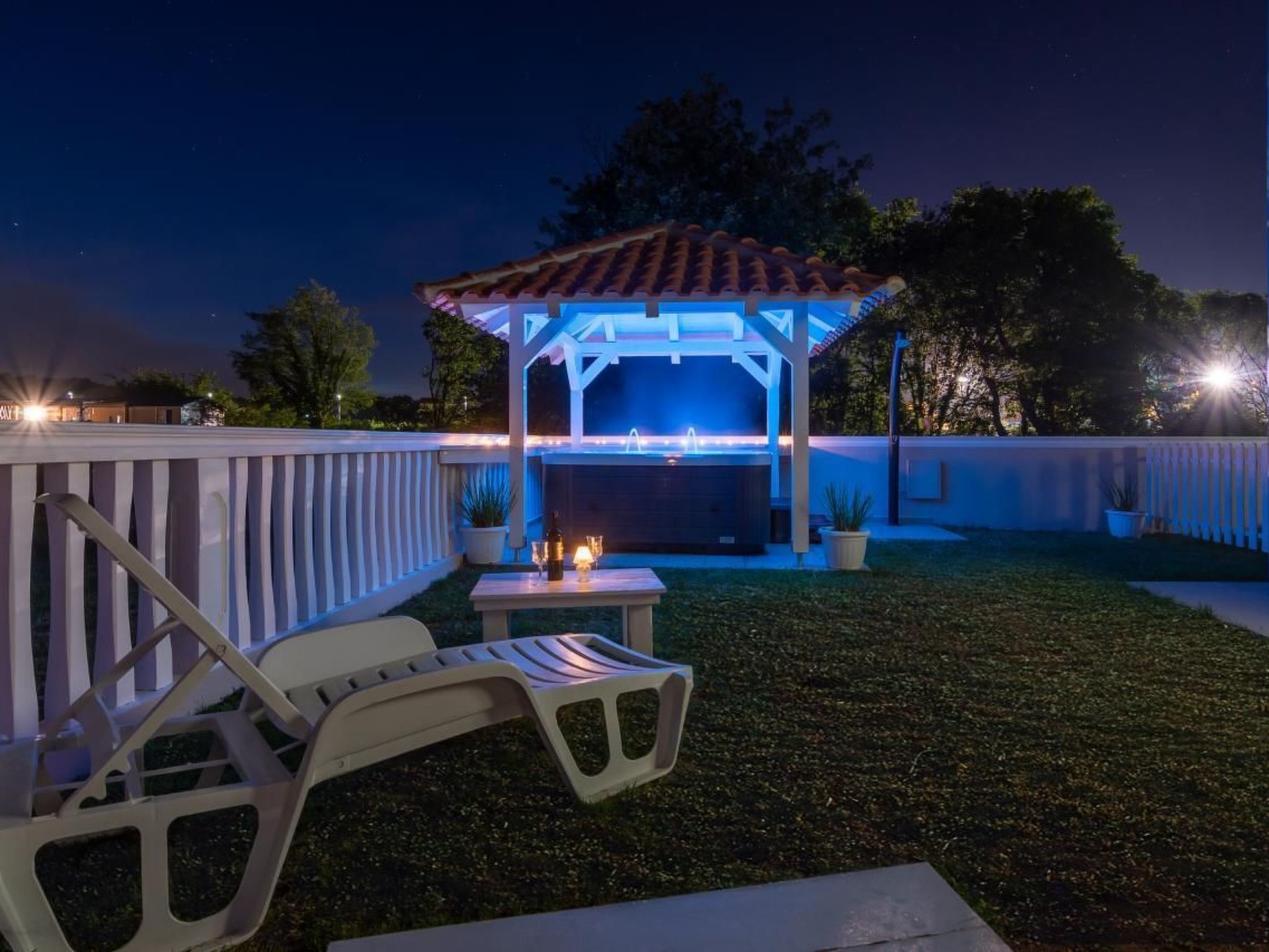 Mit Jacuzzi in Villa mit Parkplatz-Binnen