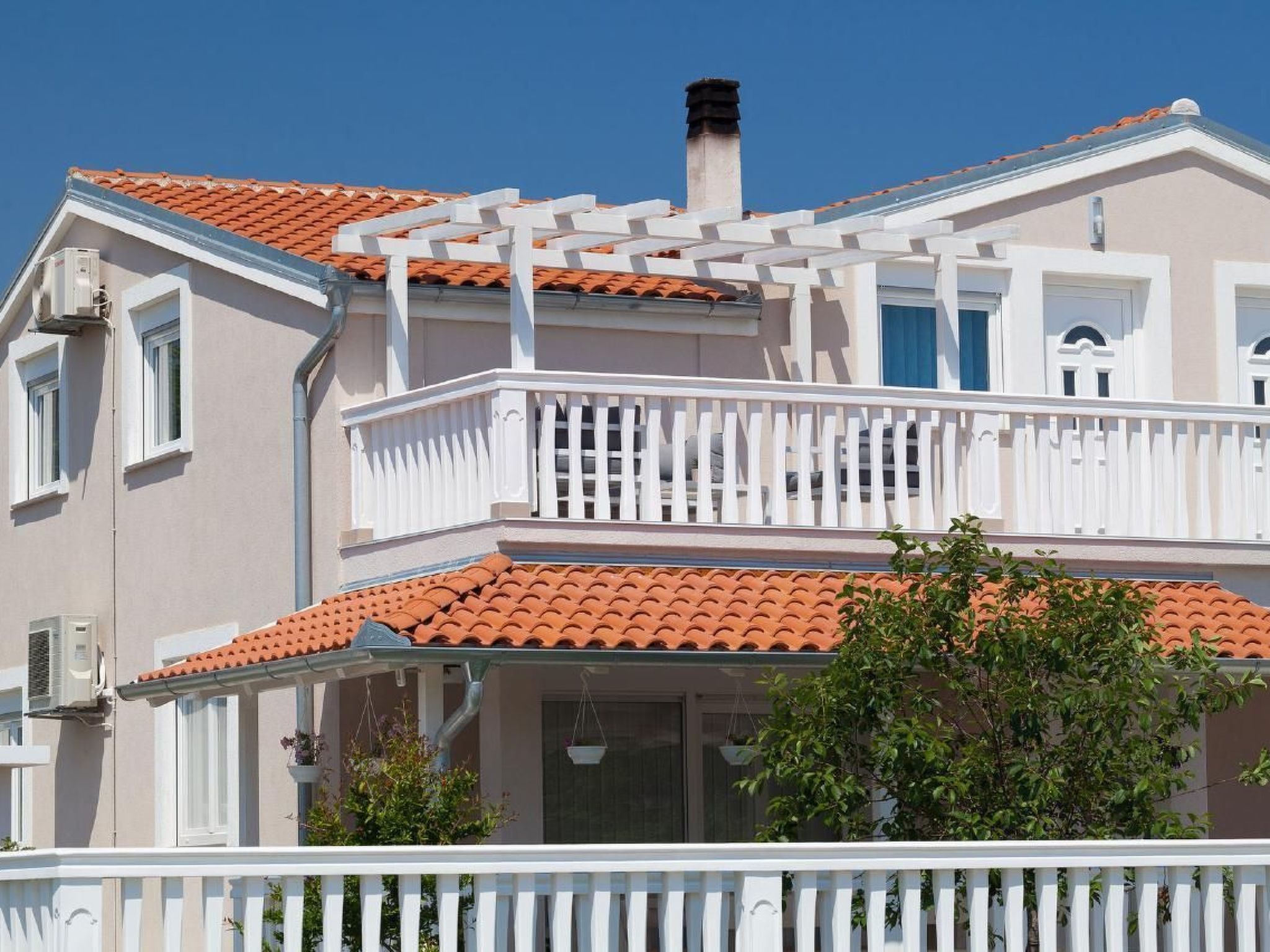 Mit Jacuzzi in Villa mit Parkplatz-Binnen