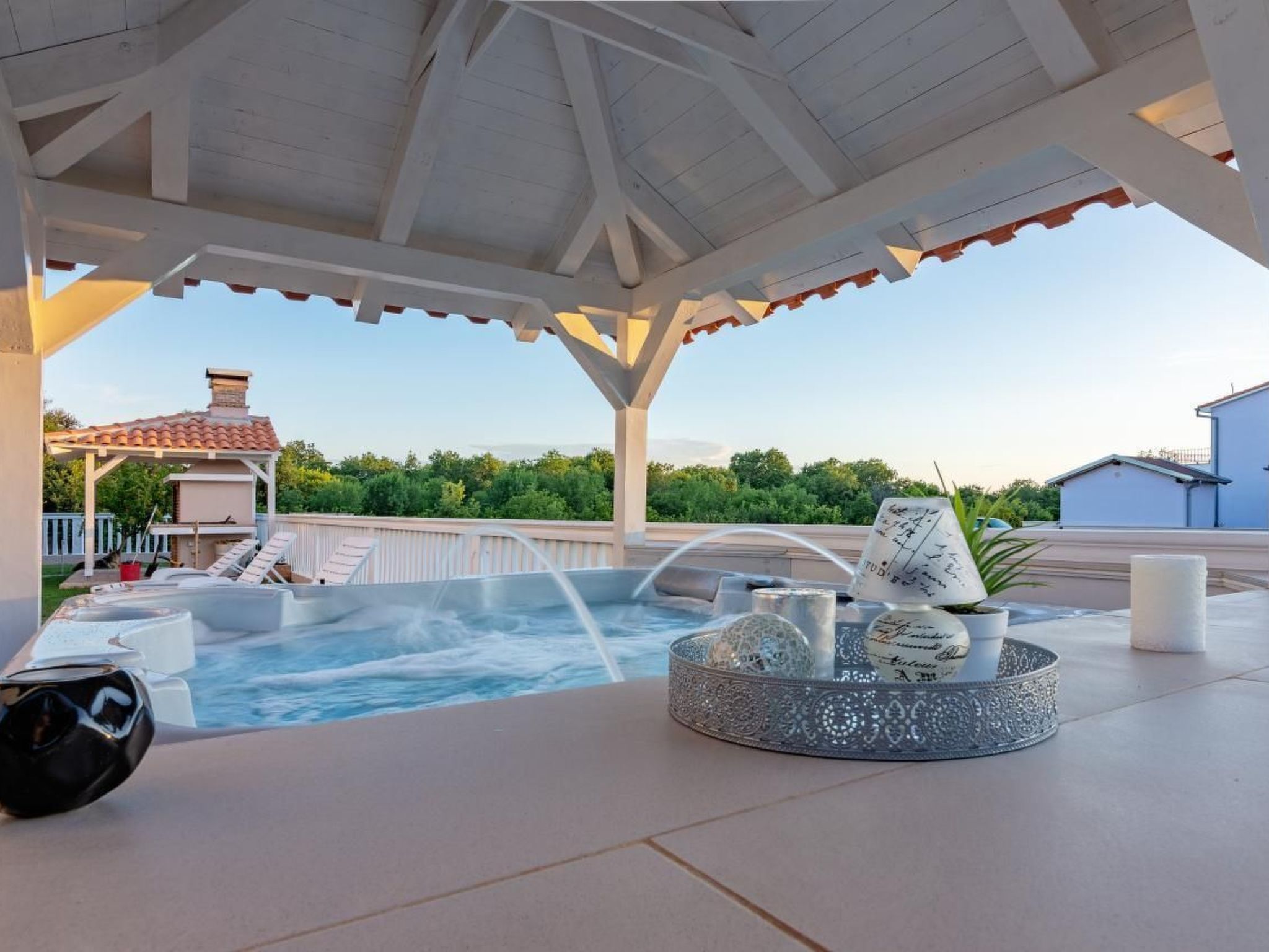 Photo of mit Jacuzzi in Villa mit Parkplatz
