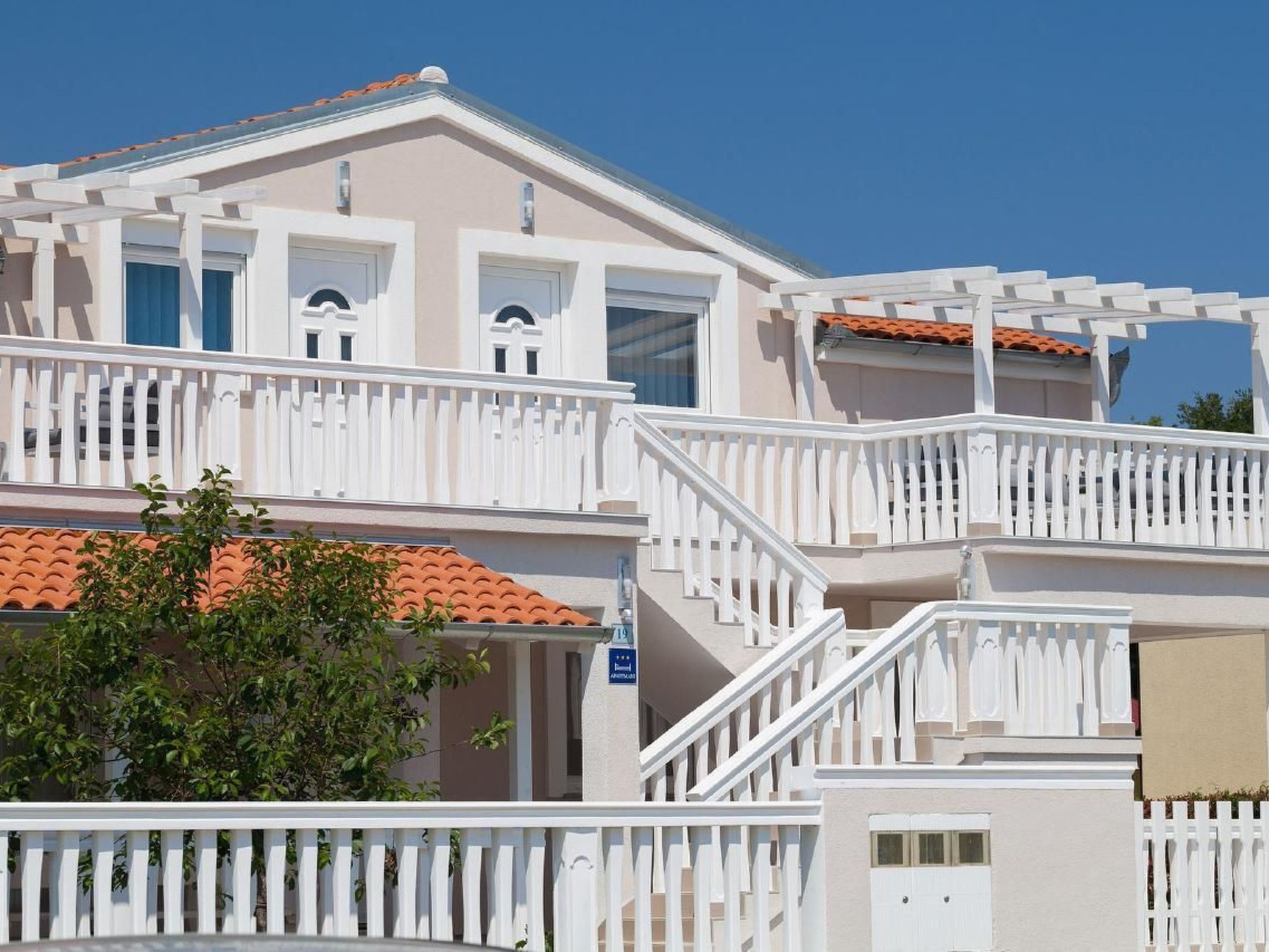 Photo of mit Jacuzzi in Villa mit Parkplatz