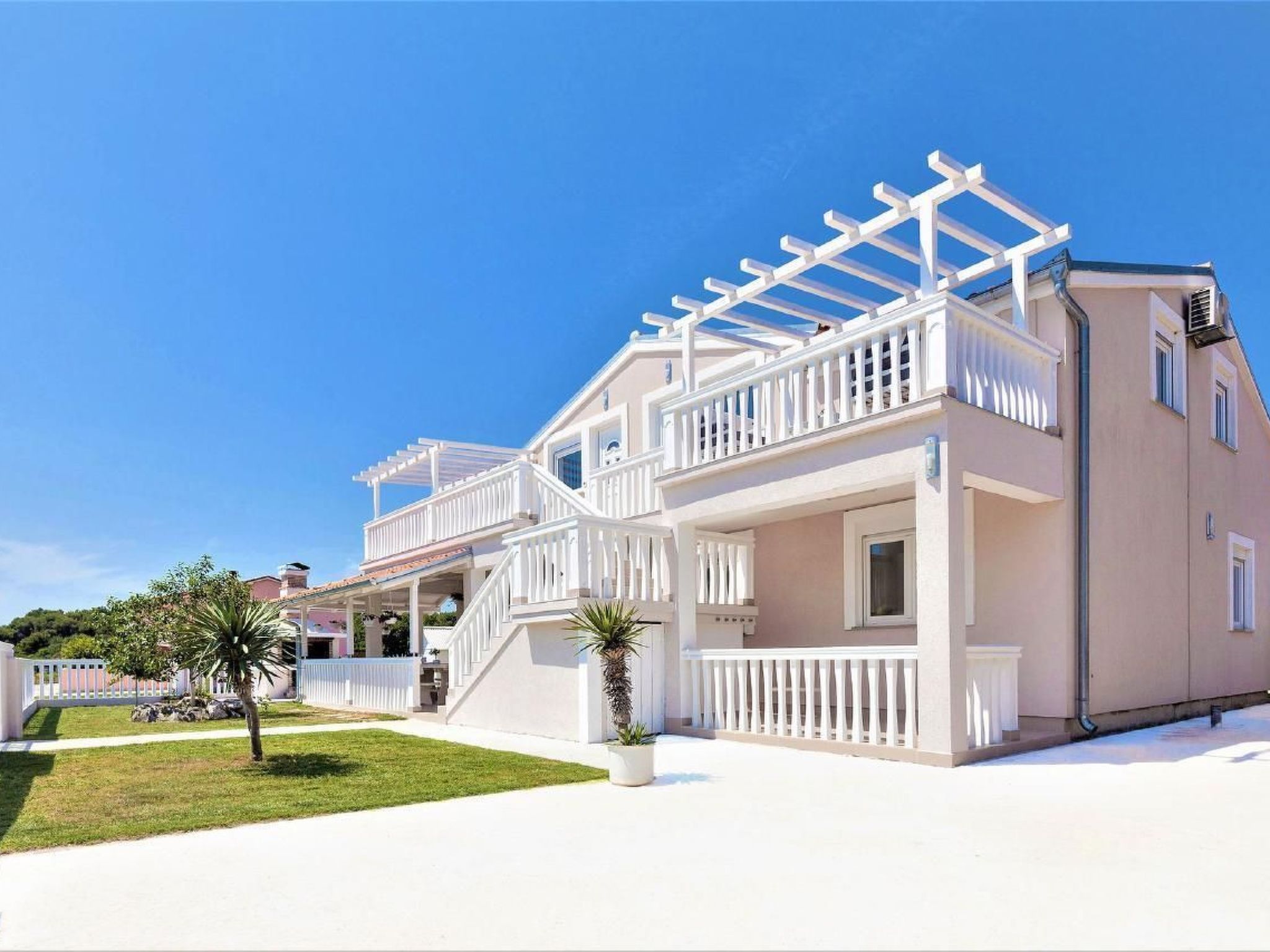 Mit Jacuzzi in Villa mit Parkplatz-Binnen