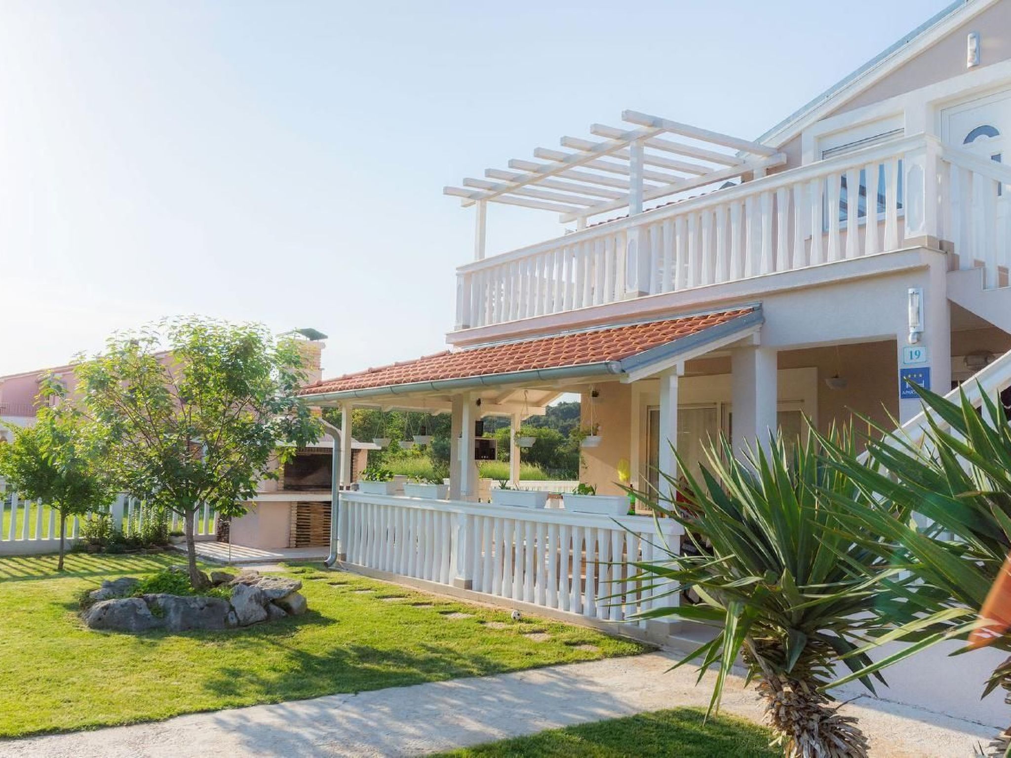 Mit Jacuzzi in Villa mit Parkplatz-Binnen