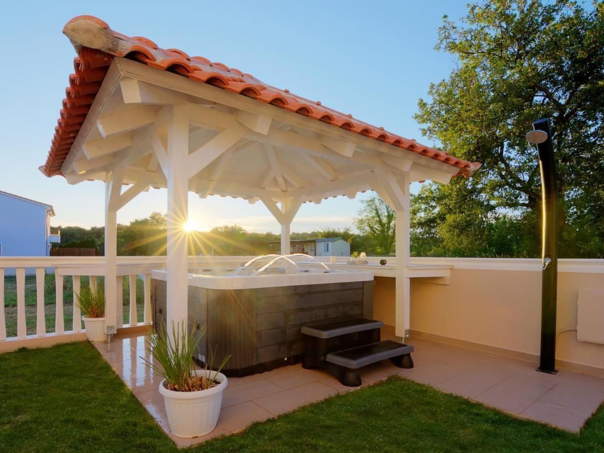 Mit Jacuzzi in Villa mit Parkplatz-Binnen