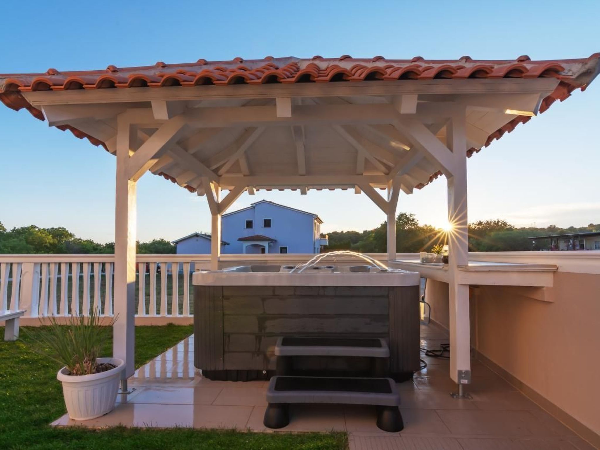 Mit Jacuzzi in Villa mit Parkplatz-Binnen