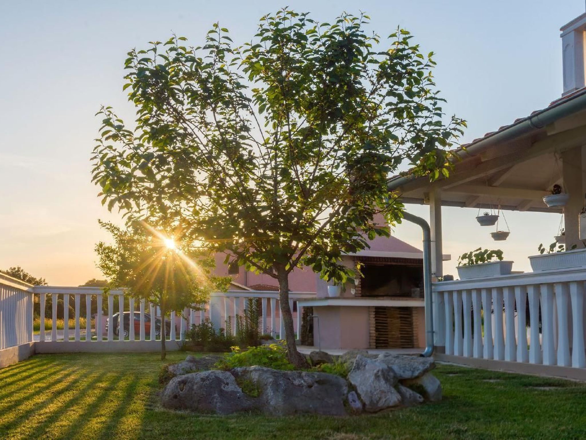 Mit Jacuzzi in Villa mit Parkplatz-Binnen