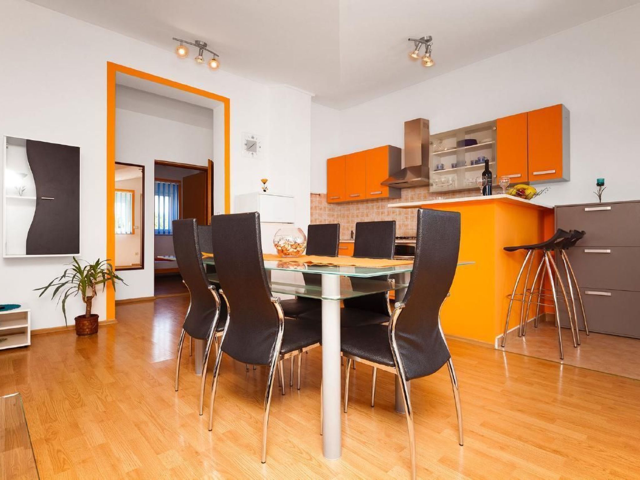 Mit Jacuzzi in Villa mit Parkplatz-Binnen