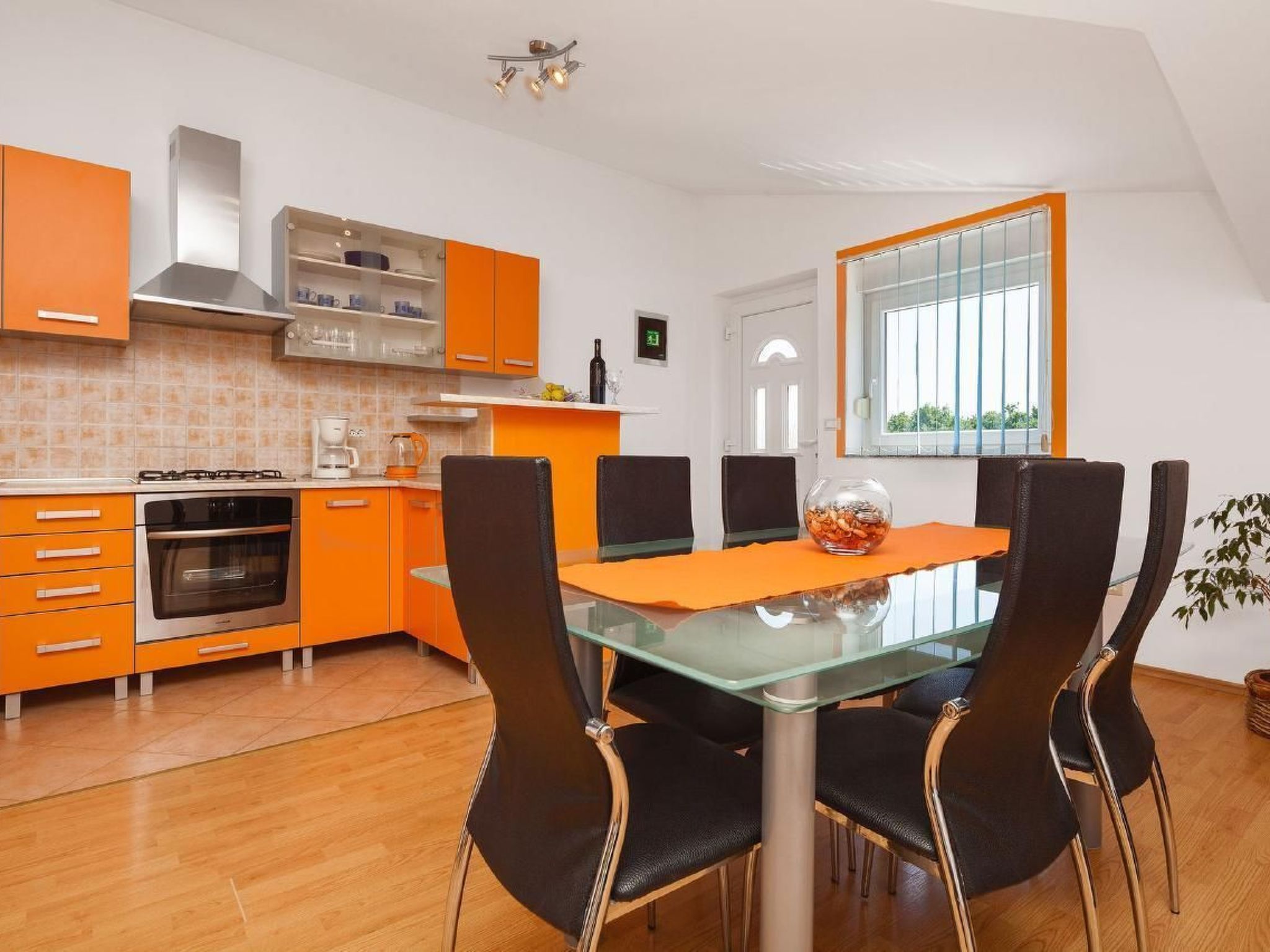 Mit Jacuzzi in Villa mit Parkplatz-Binnen