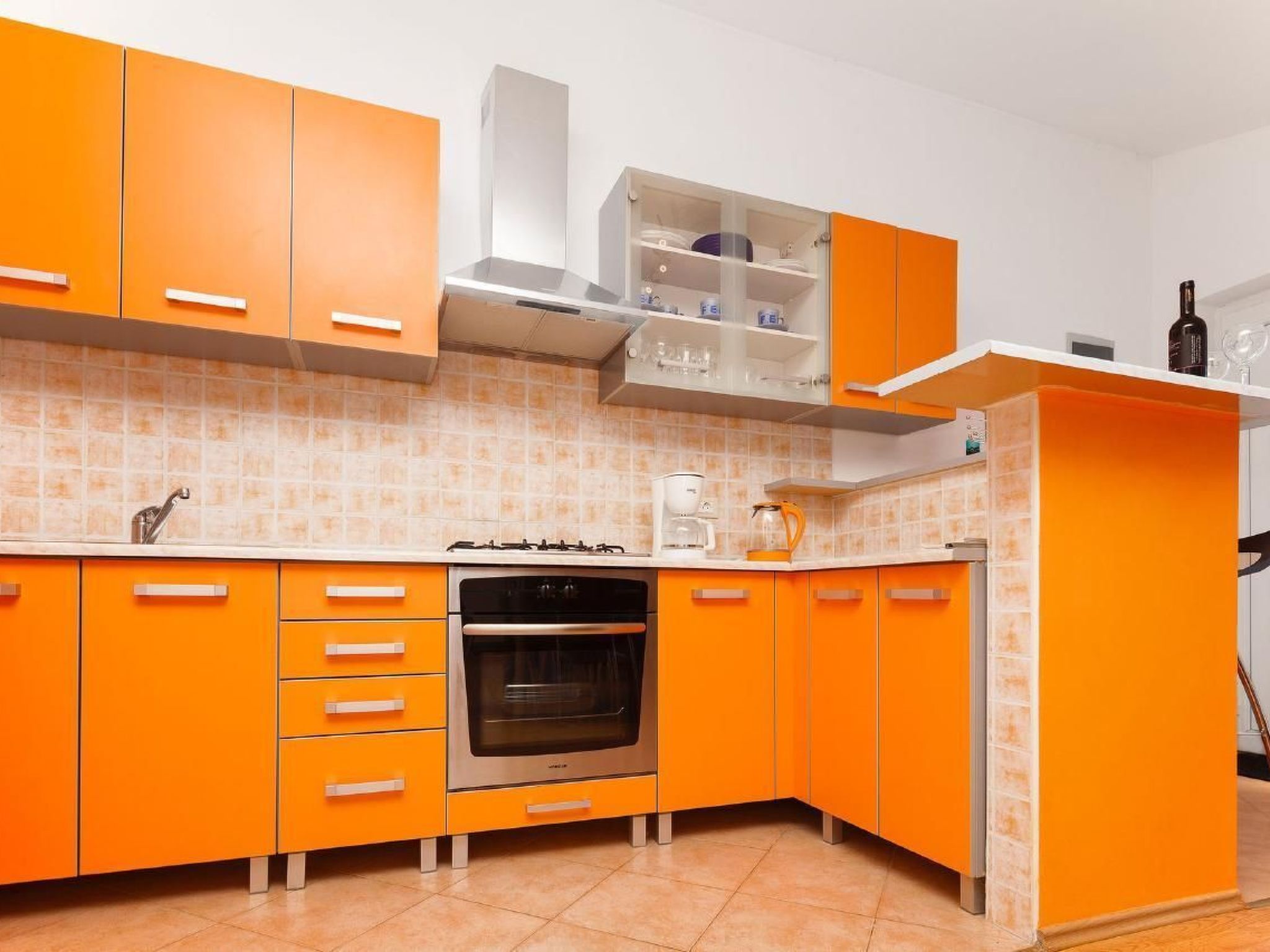 Mit Jacuzzi in Villa mit Parkplatz-Binnen