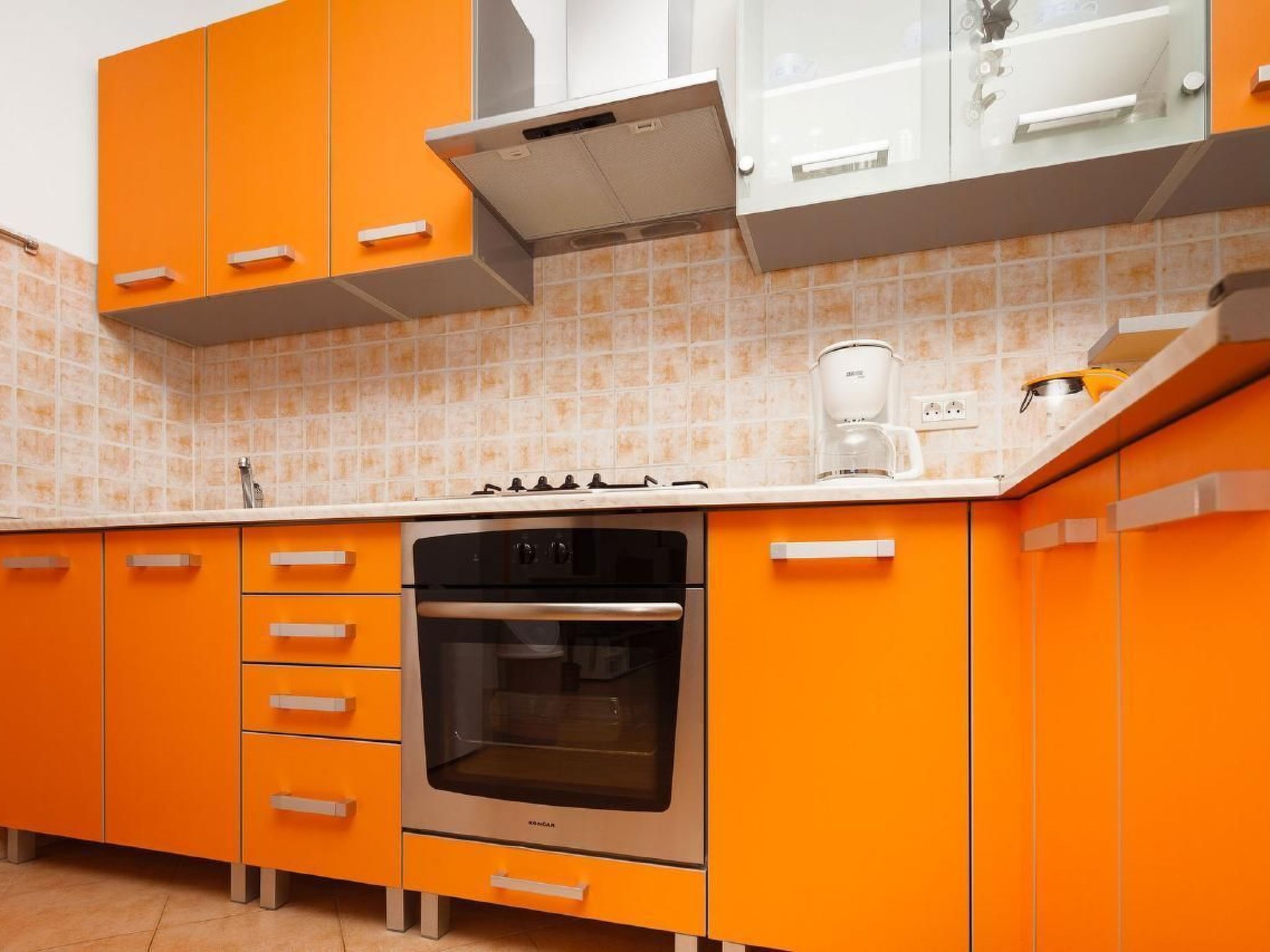 Mit Jacuzzi in Villa mit Parkplatz-Binnen