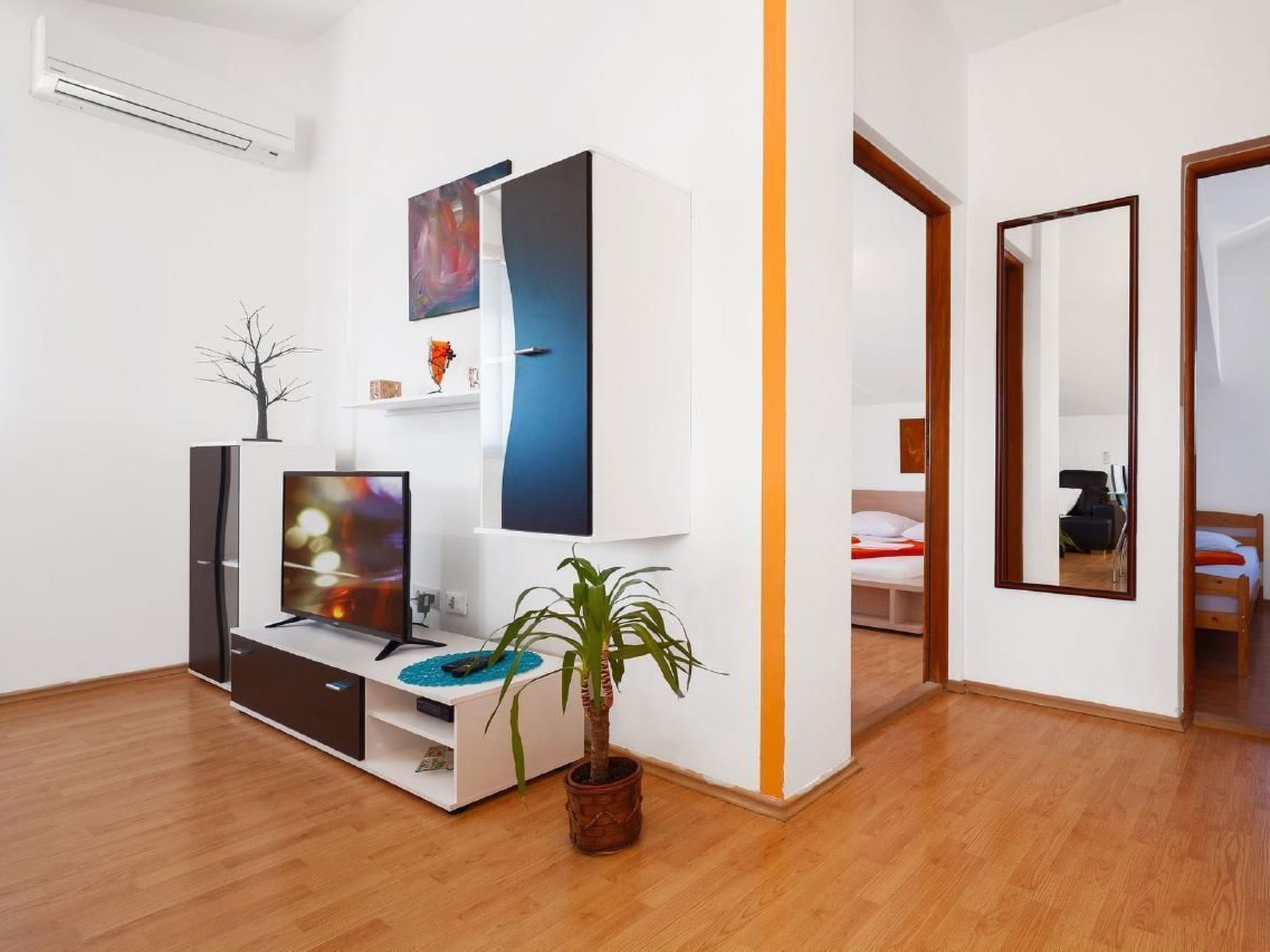 Mit Jacuzzi in Villa mit Parkplatz-Binnen