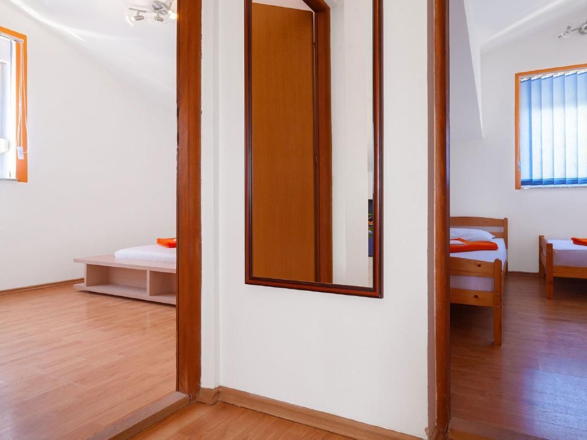 Mit Jacuzzi in Villa mit Parkplatz-Binnen