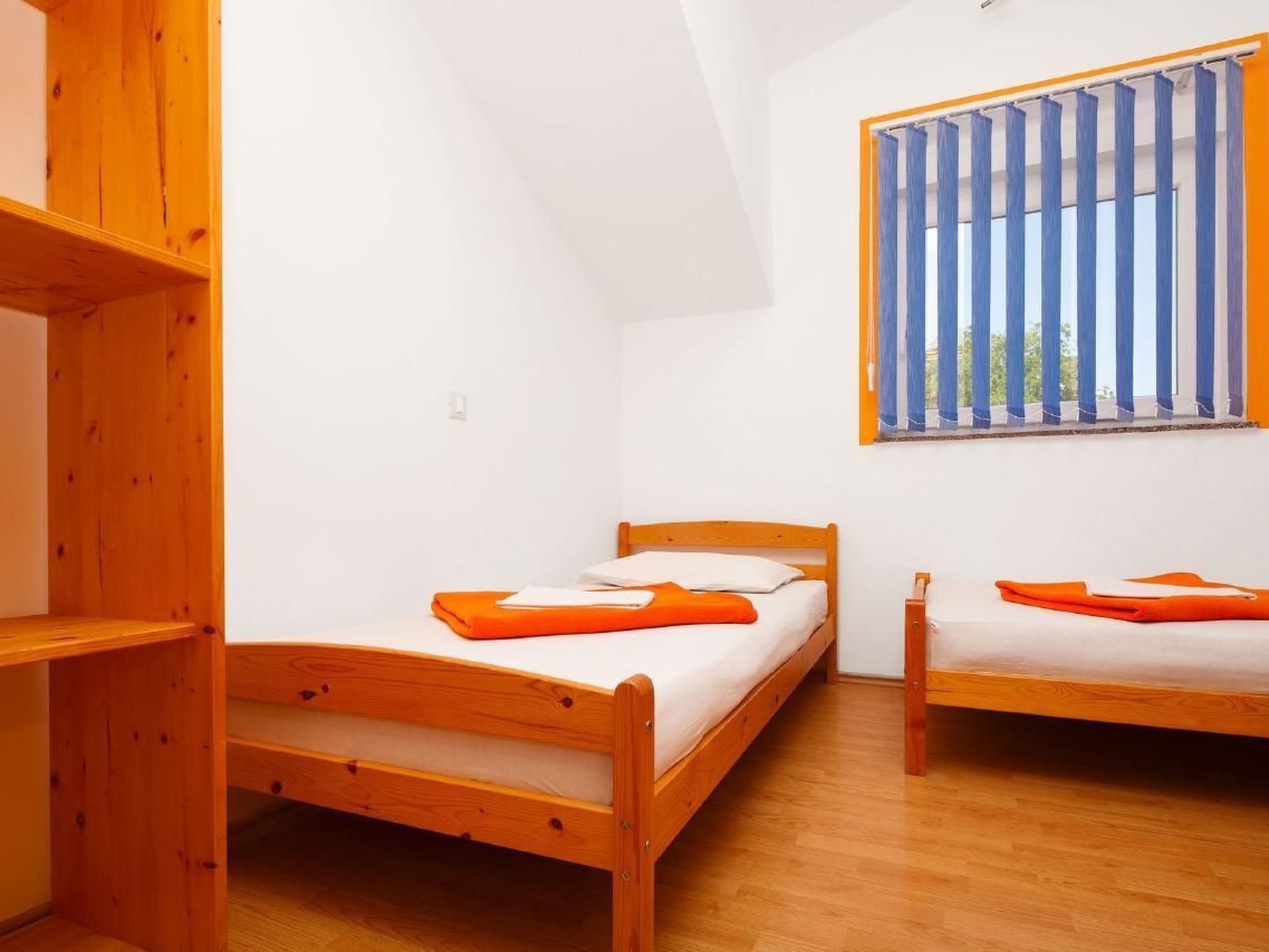 Mit Jacuzzi in Villa mit Parkplatz-Binnen