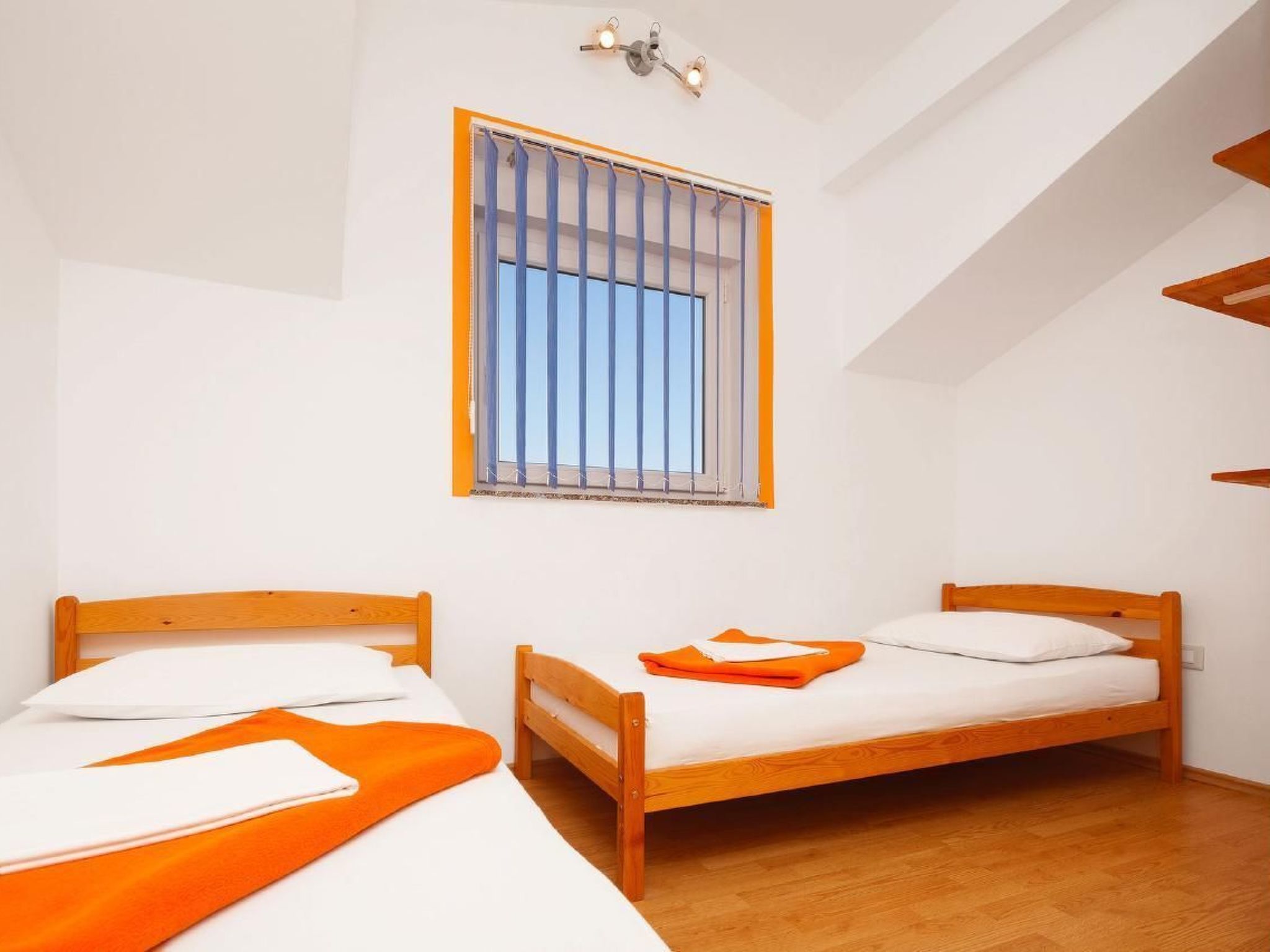 Mit Jacuzzi in Villa mit Parkplatz-Binnen