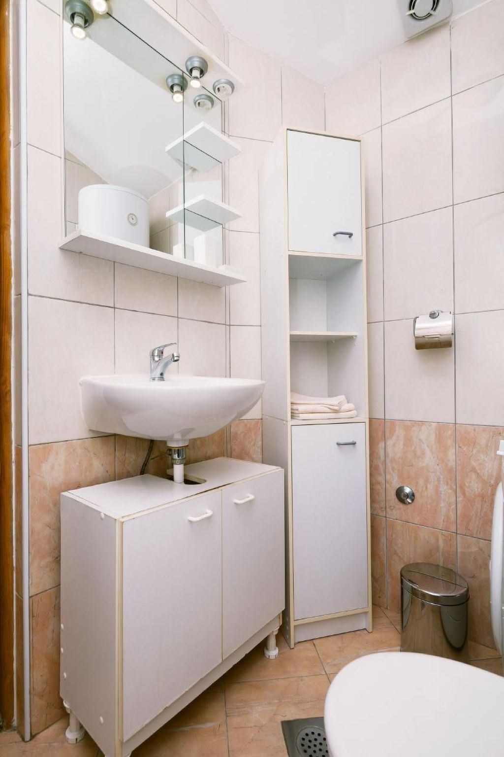 Mit Jacuzzi in Villa mit Parkplatz-Binnen