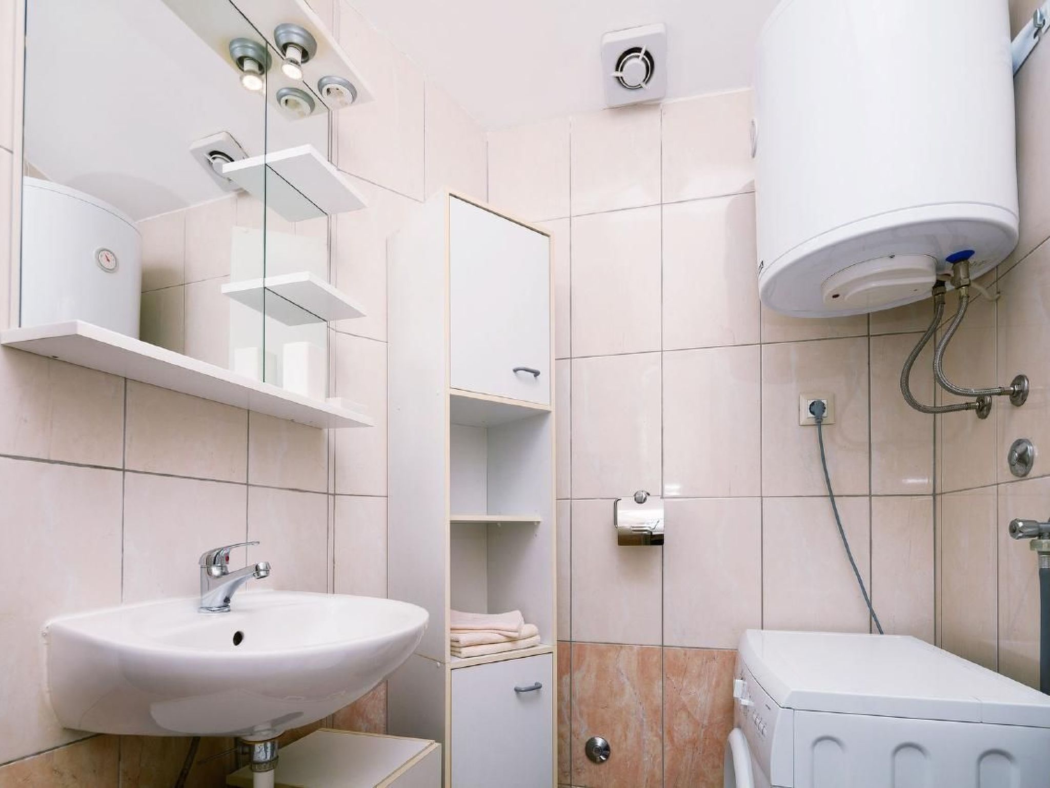 Mit Jacuzzi in Villa mit Parkplatz-Binnen