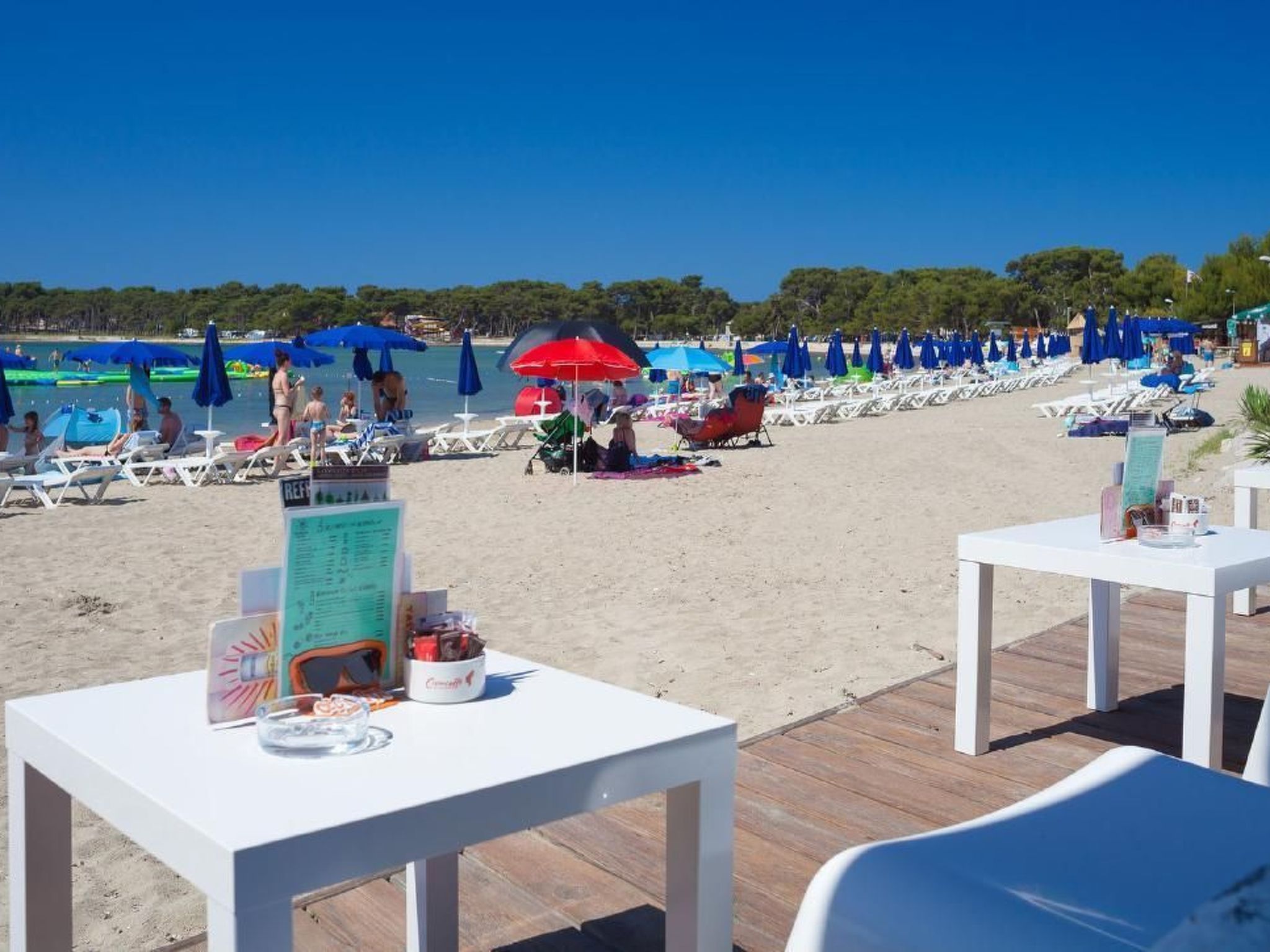 Mit Jacuzzi in Villa mit Parkplatz-Binnen