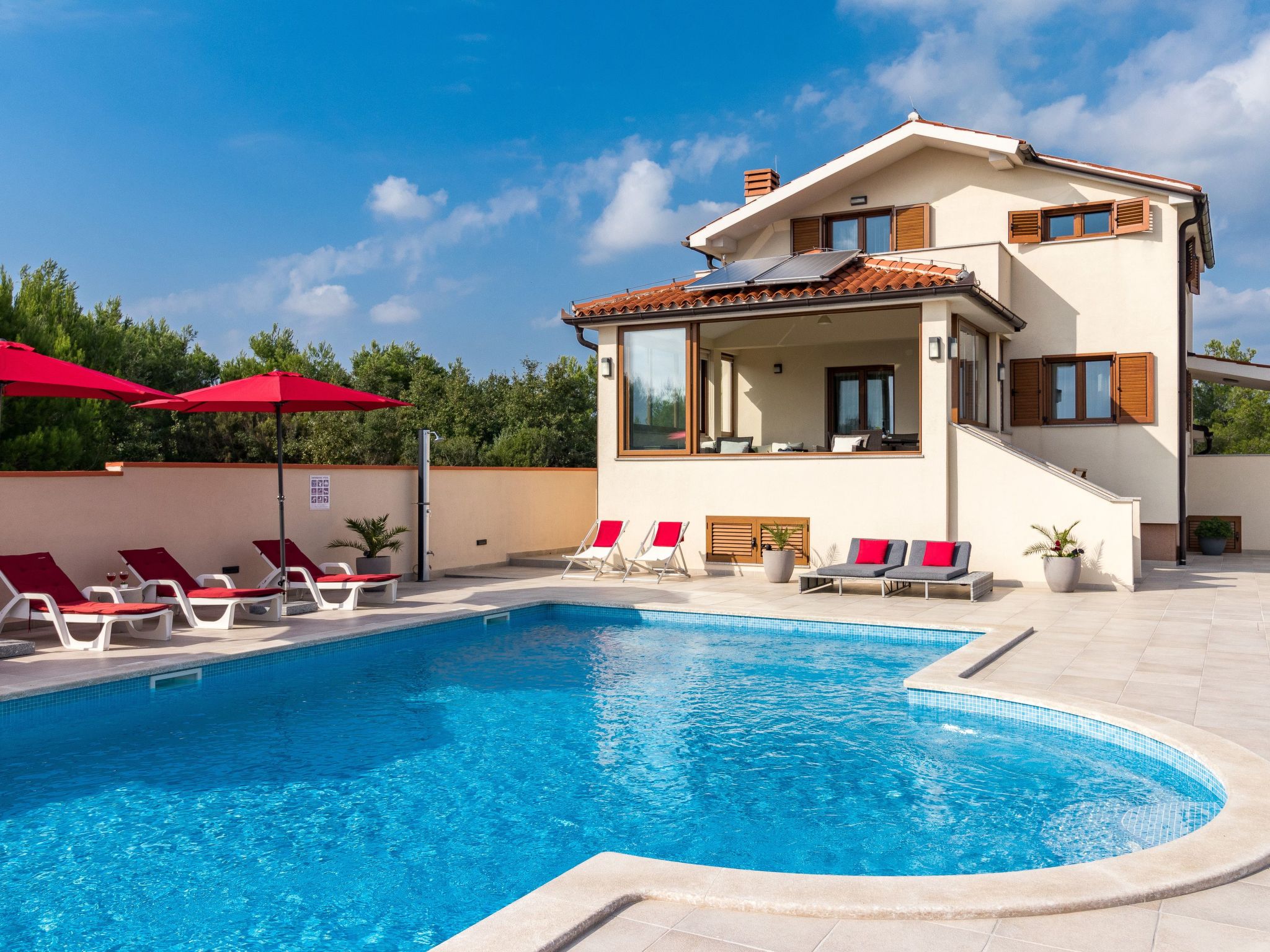 Nettes Ferienhaus in Pomer mit Privatem Pool