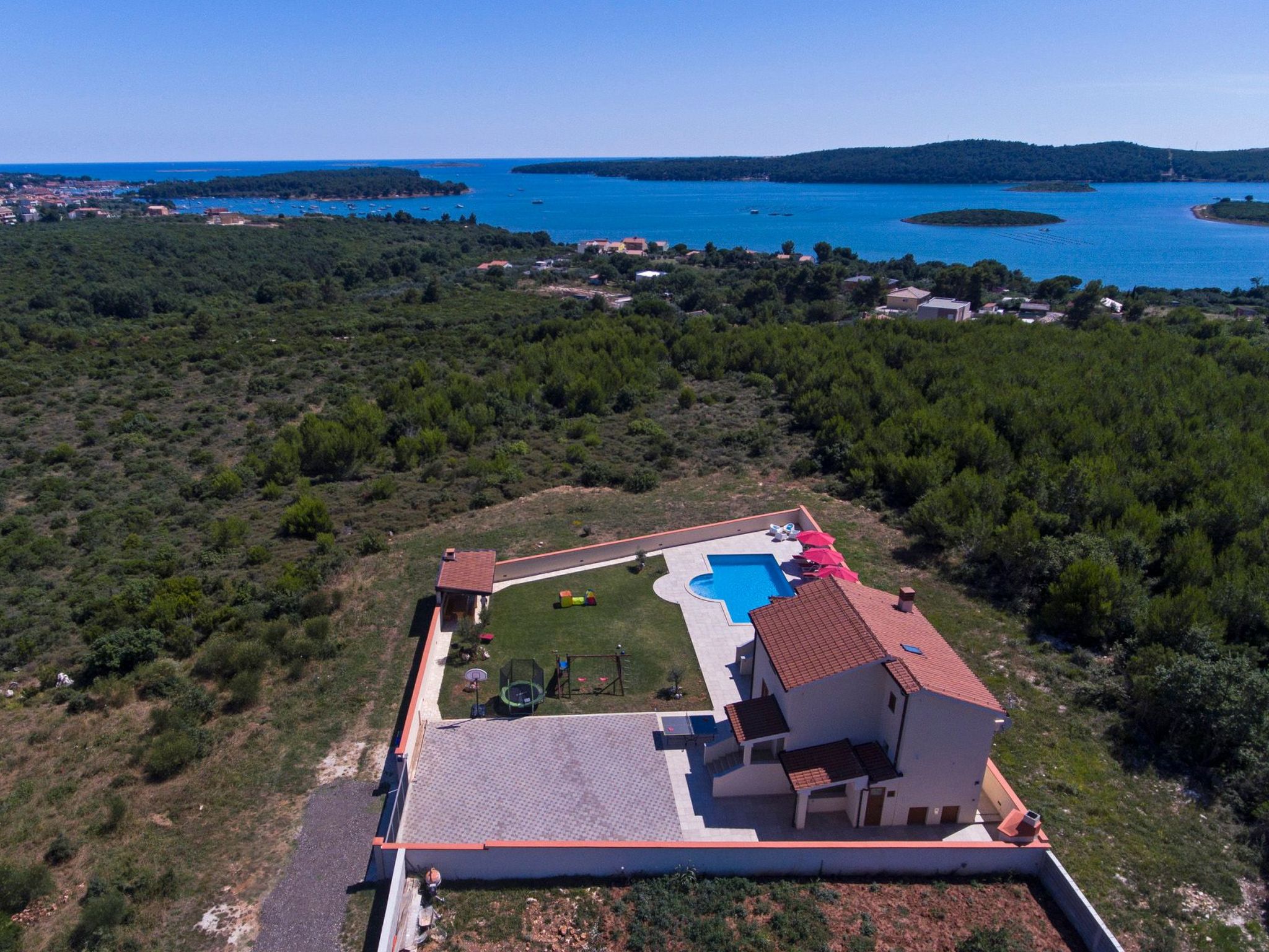 Nettes Ferienhaus in Pomer mit Privatem Pool-Drinnen