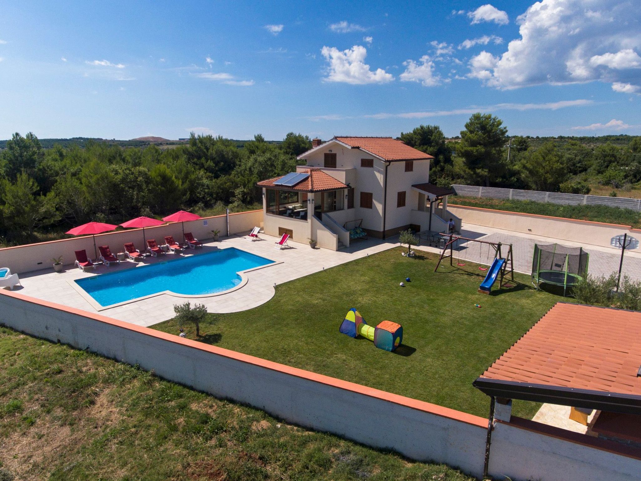 Nettes Ferienhaus in Pomer mit Privatem Pool-Drinnen