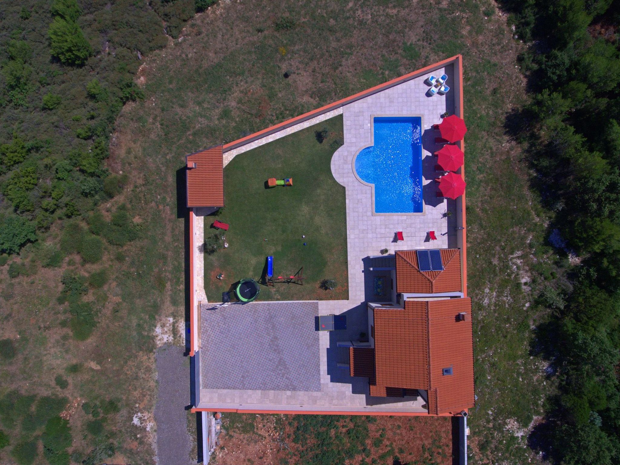 Nettes Ferienhaus in Pomer mit Privatem Pool-Drinnen