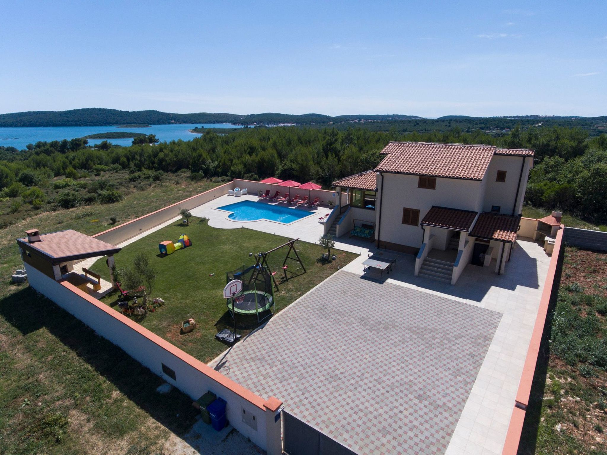 Nettes Ferienhaus in Pomer mit Privatem Pool-Drinnen