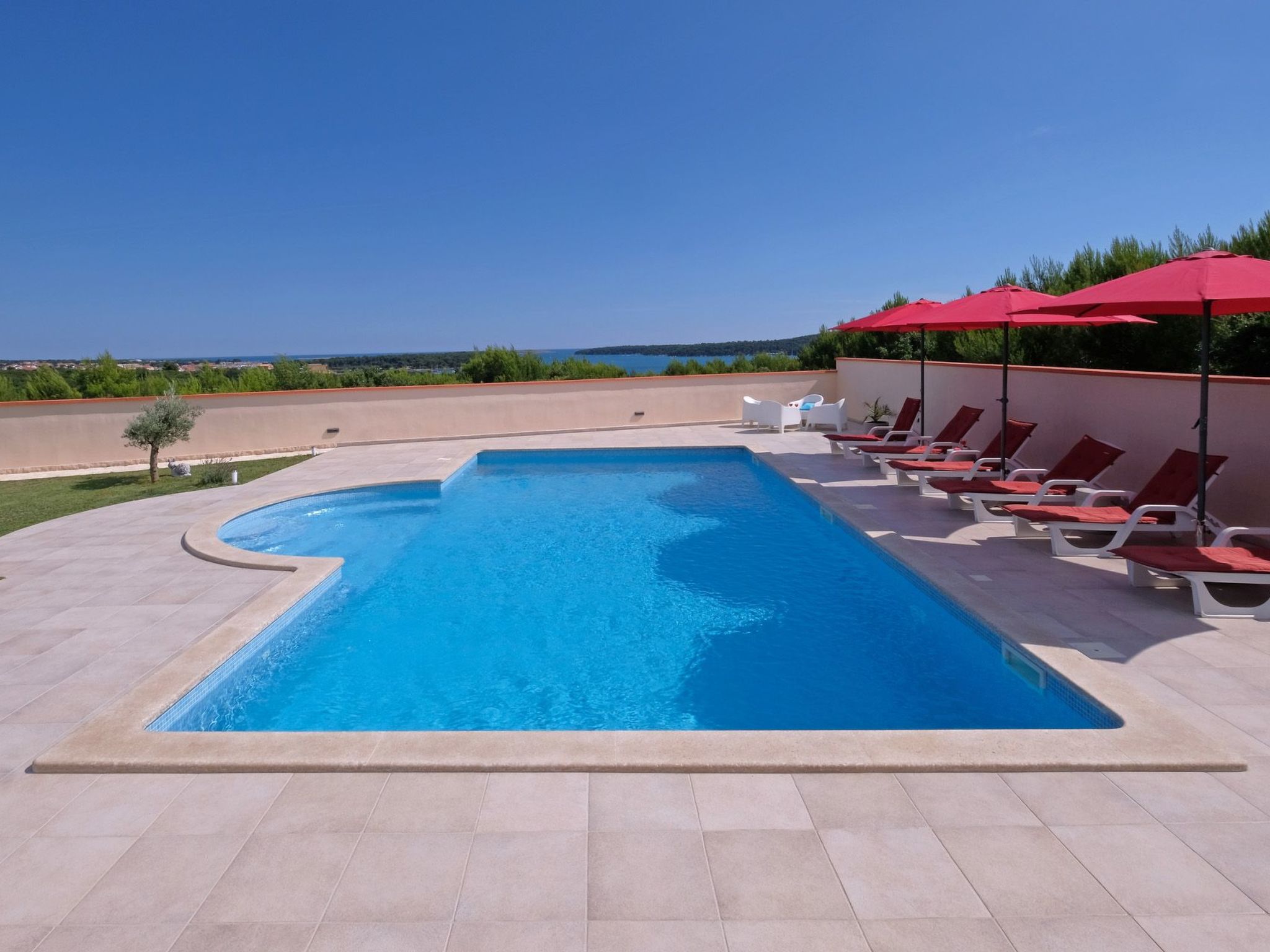 Nettes Ferienhaus in Pomer mit Privatem Pool-Drinnen