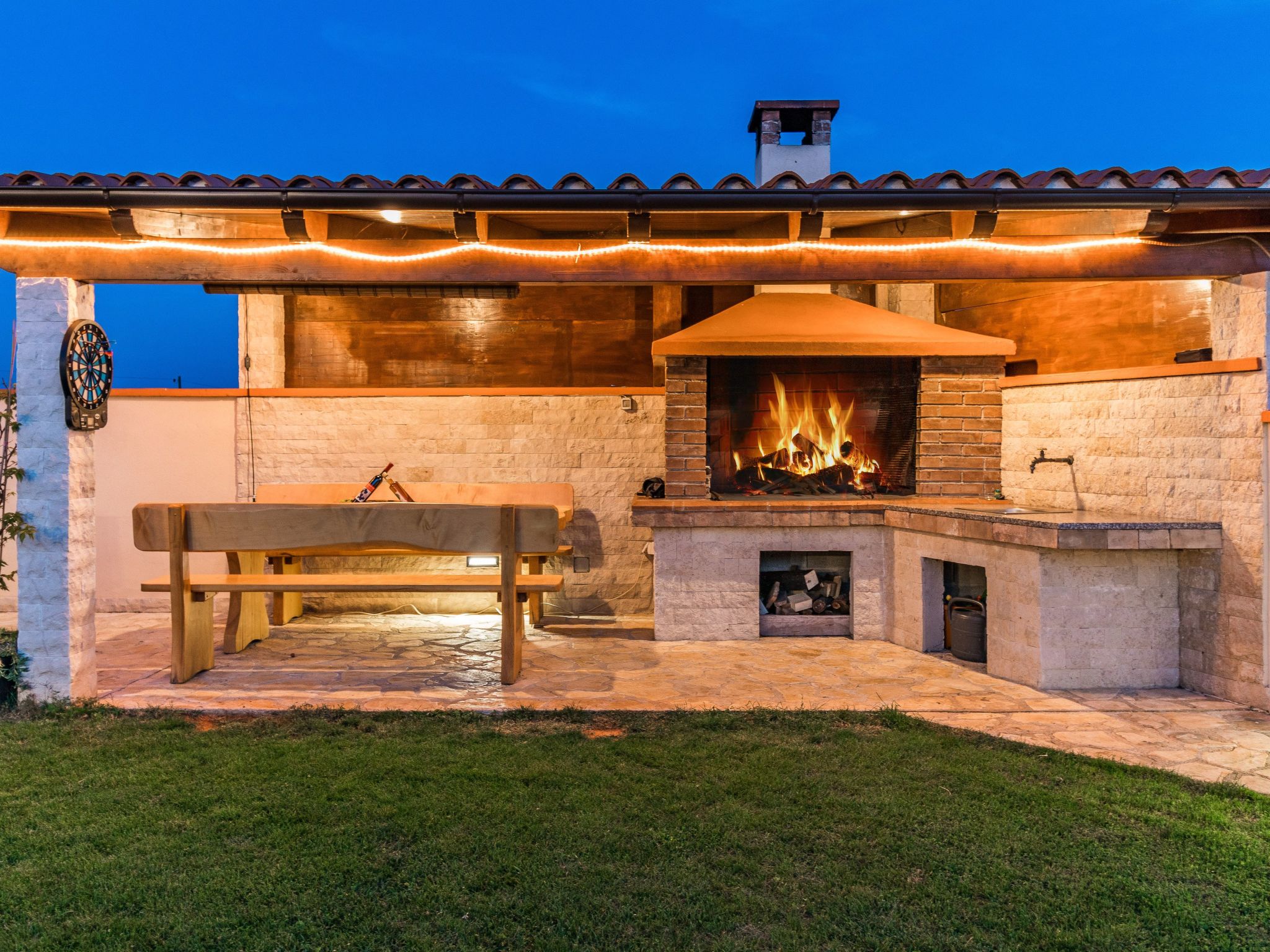 Nettes Ferienhaus in Pomer mit Privatem Pool-Drinnen