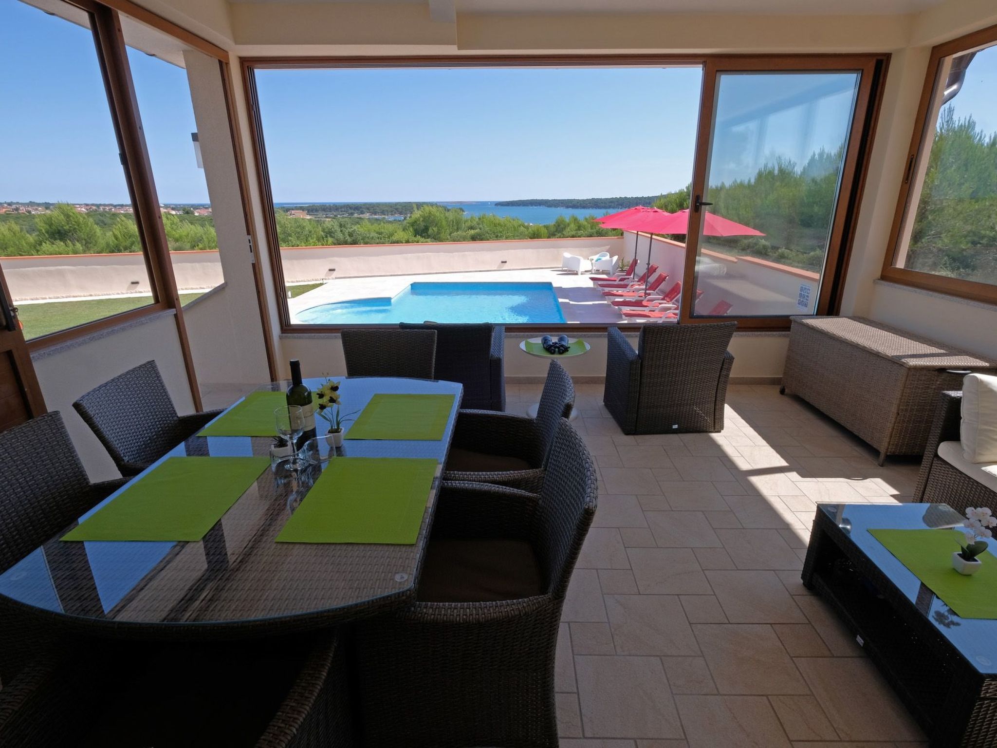 Nettes Ferienhaus in Pomer mit Privatem Pool-Drinnen