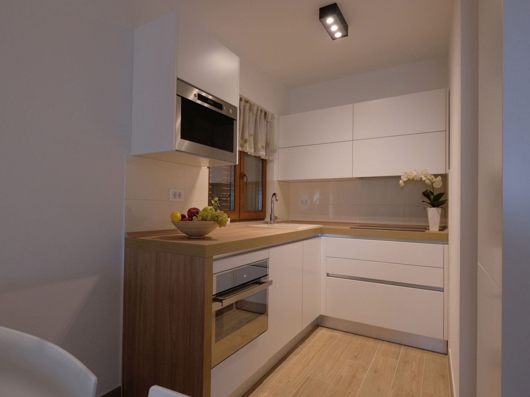 Nettes Ferienhaus in Pomer mit Privatem Pool-Drinnen