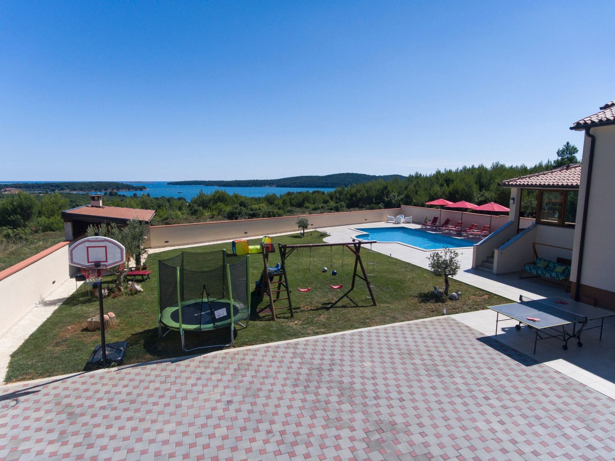 Nettes Ferienhaus in Pomer mit Privatem Pool-Drinnen