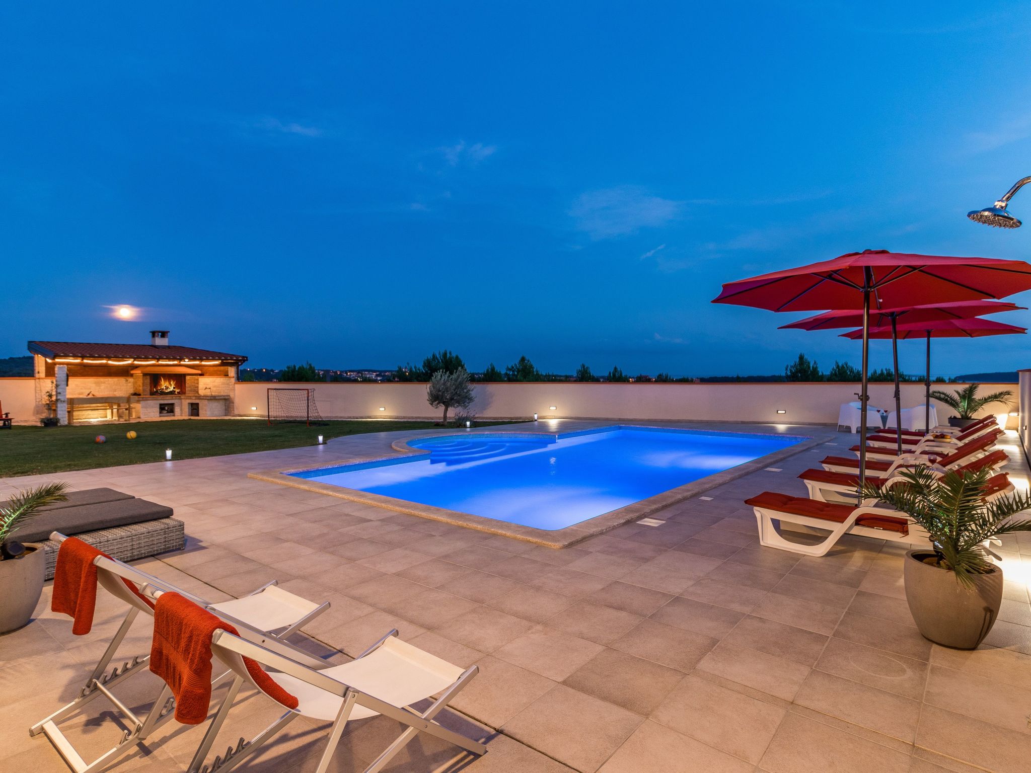 Nettes Ferienhaus in Pomer mit Privatem Pool-Drinnen