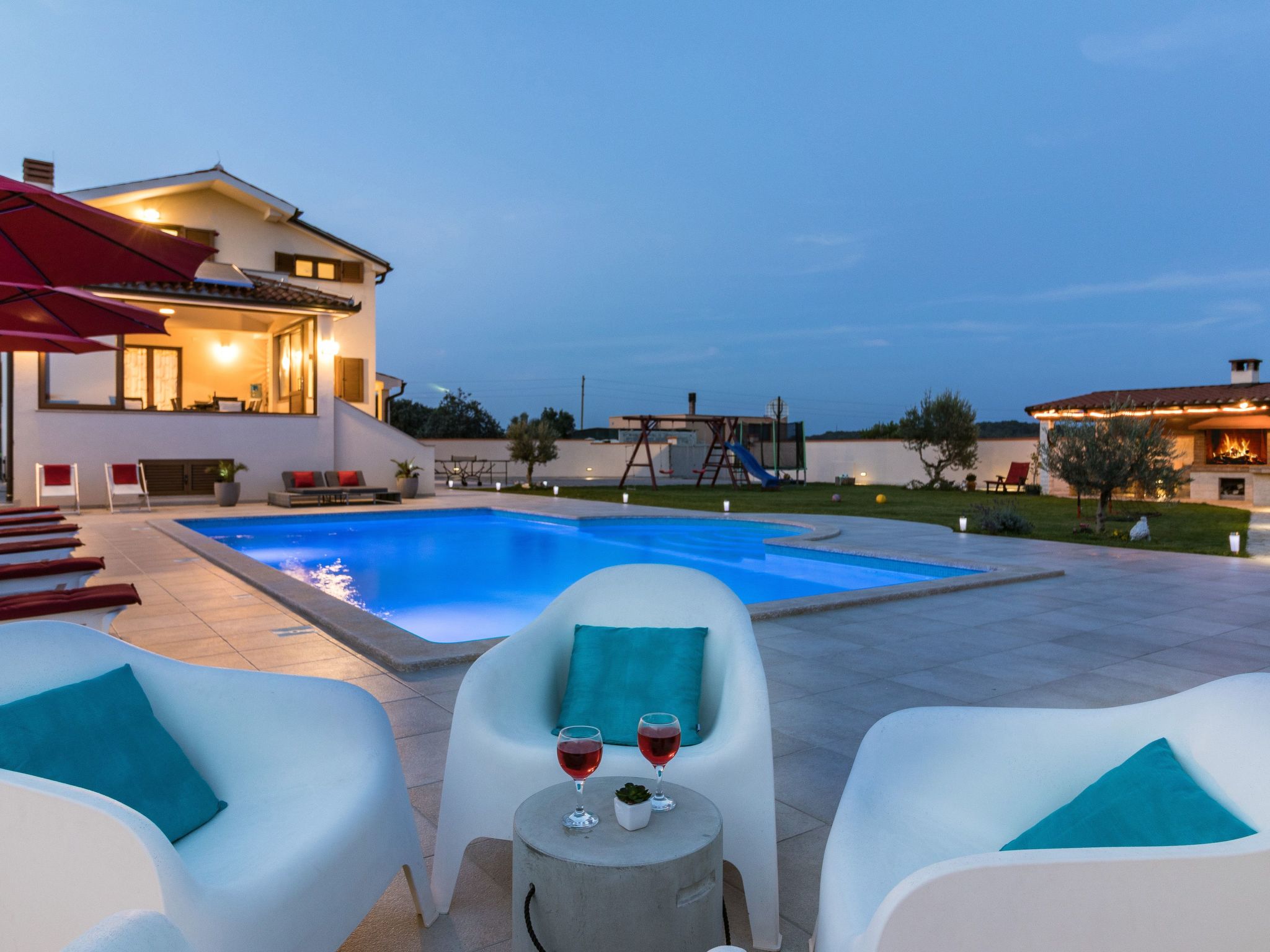 Nettes Ferienhaus in Pomer mit Privatem Pool-Drinnen