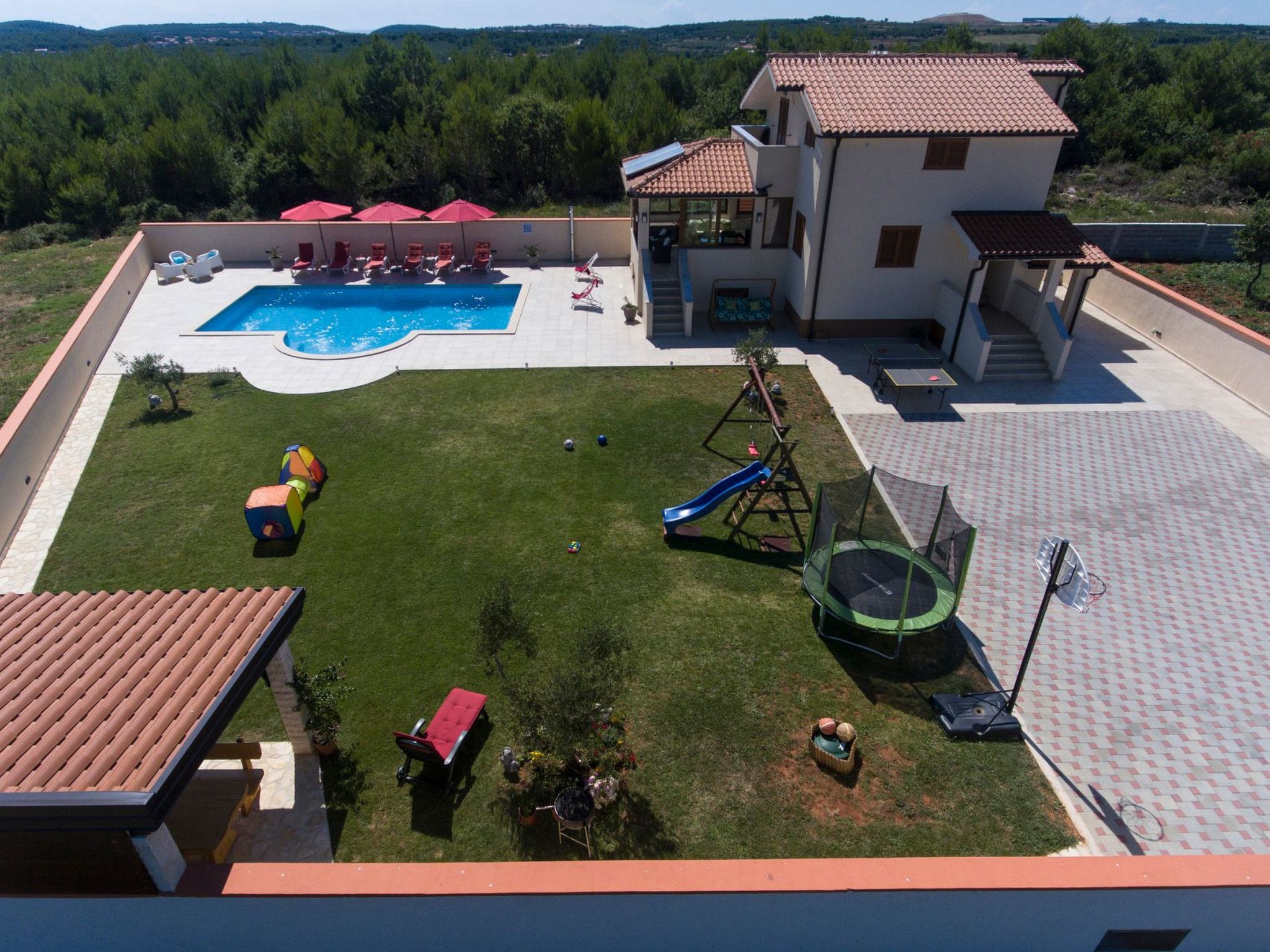 Nettes Ferienhaus in Pomer mit Privatem Pool-Drinnen