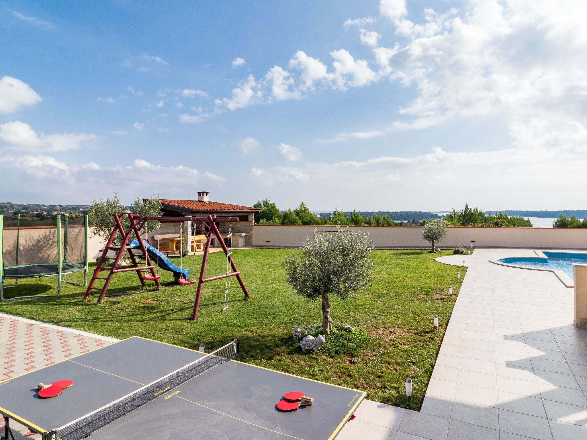 Nettes Ferienhaus in Pomer mit Privatem Pool-Drinnen