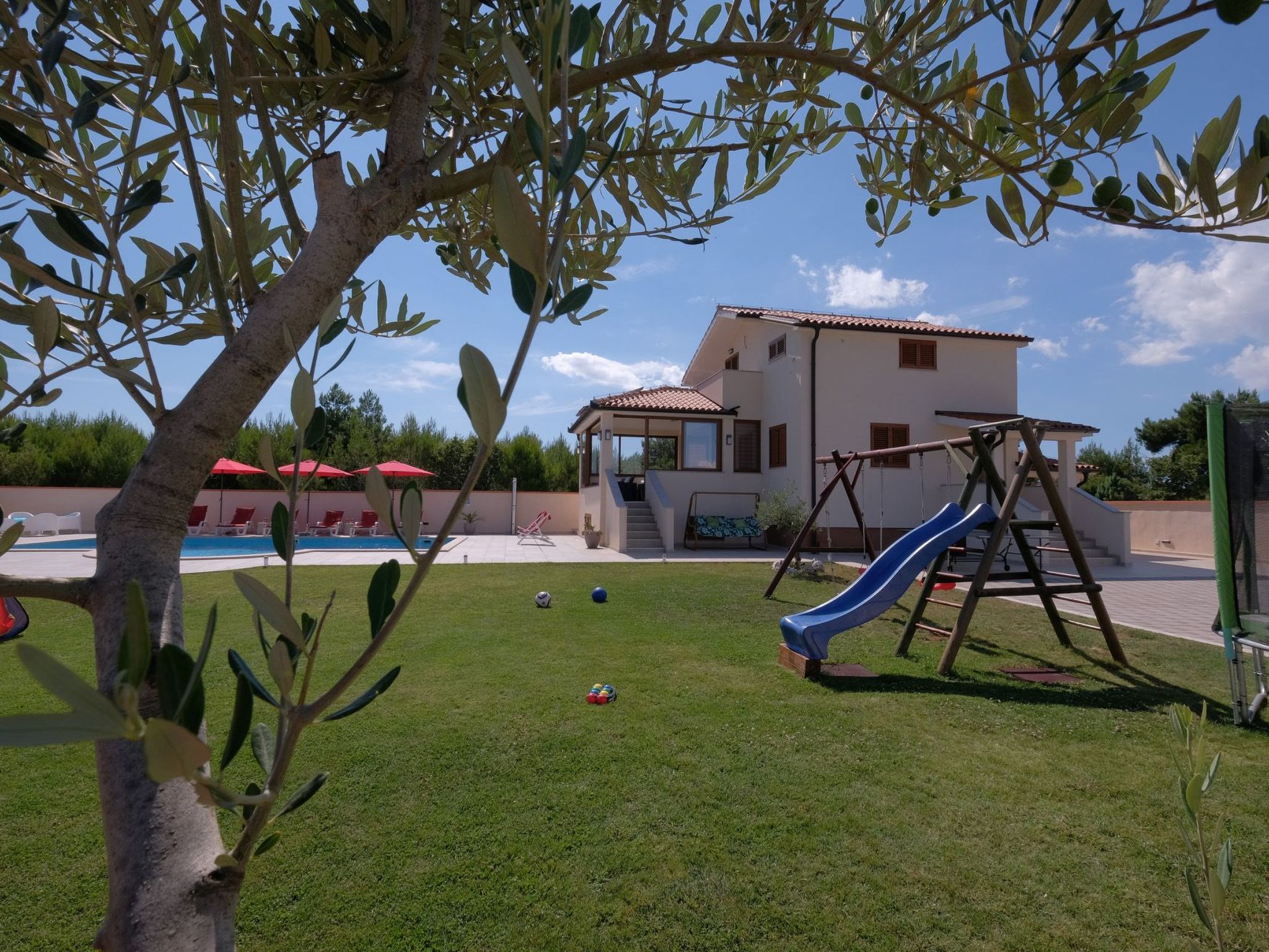 Nettes Ferienhaus in Pomer mit Privatem Pool-Drinnen