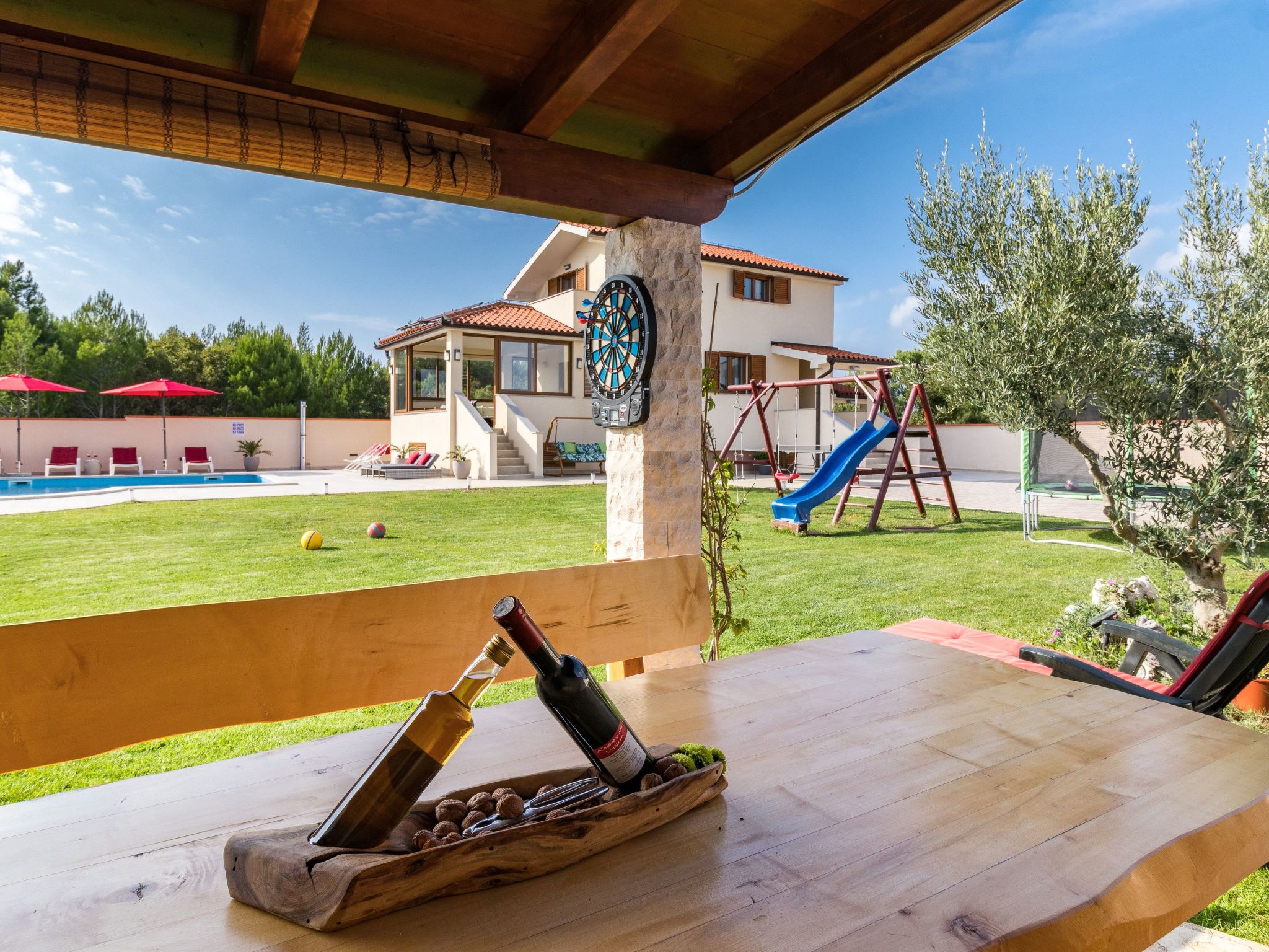 Nettes Ferienhaus in Pomer mit Privatem Pool-Drinnen