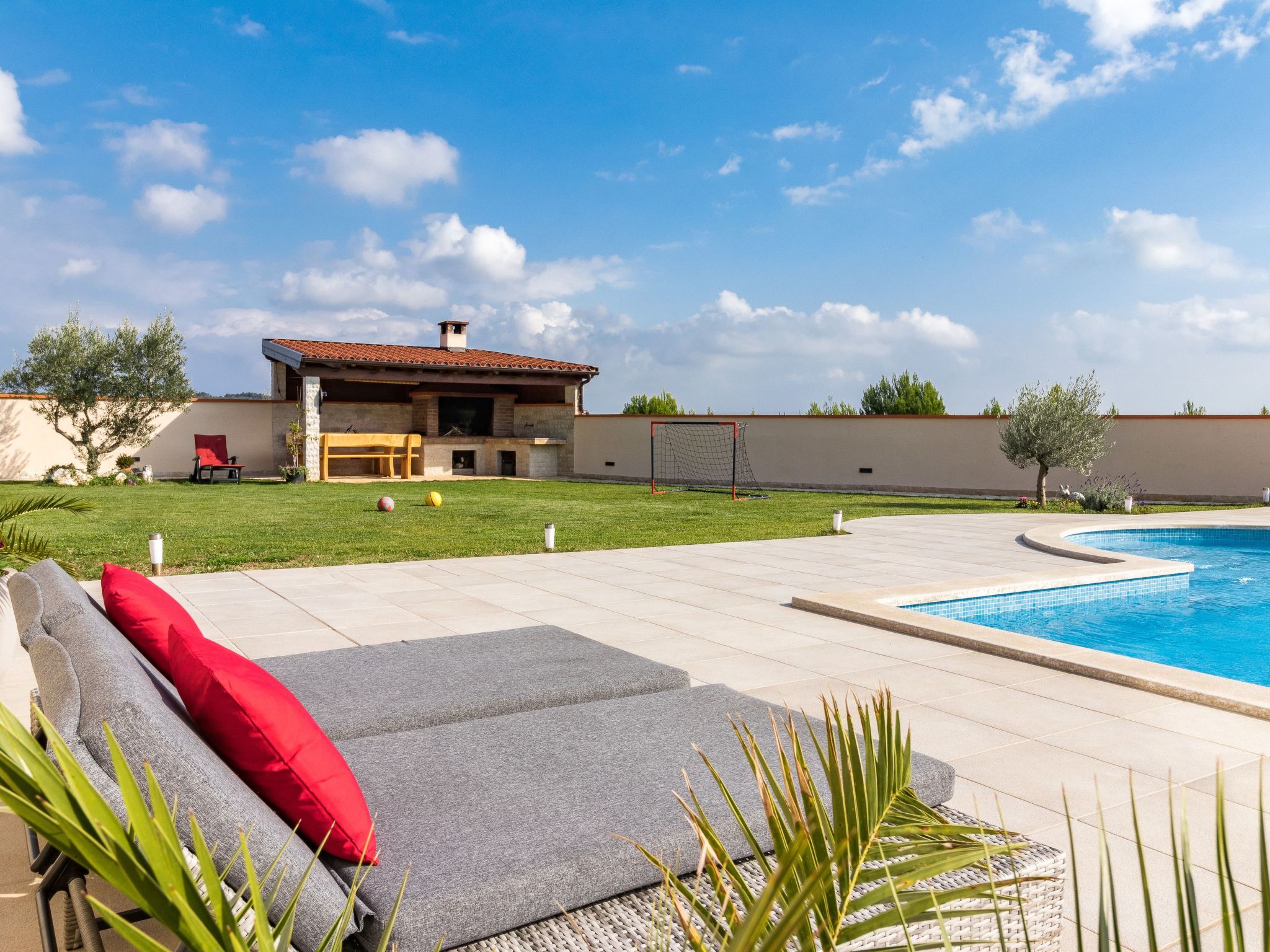 Nettes Ferienhaus in Pomer mit Privatem Pool-Drinnen