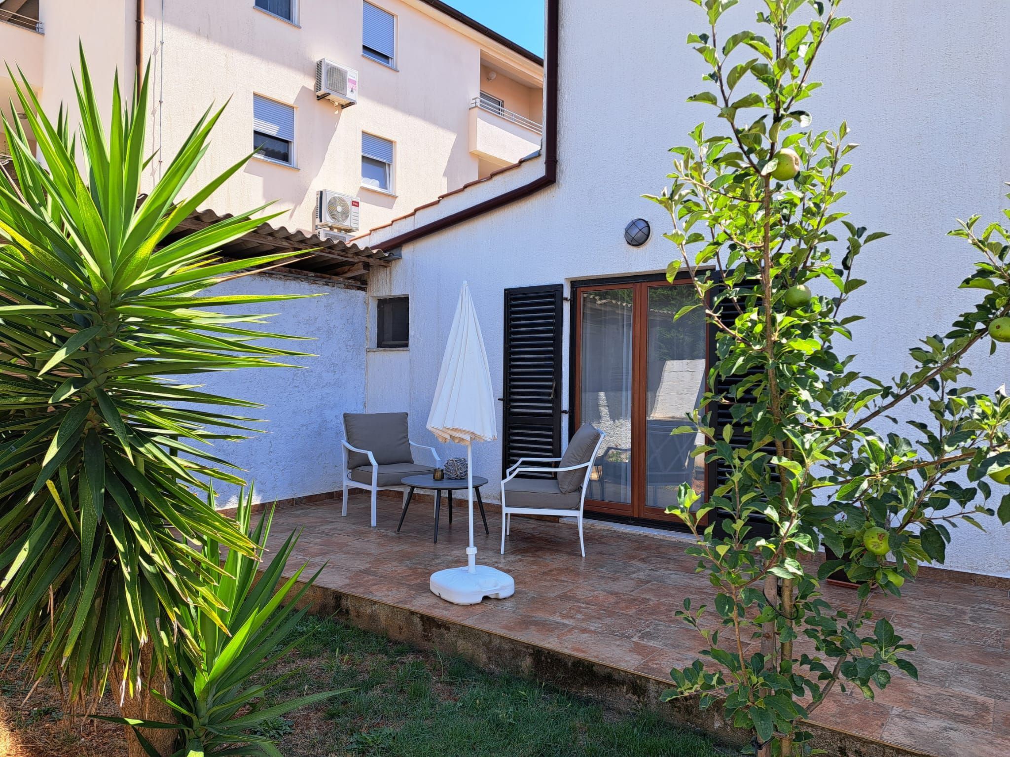 Discover the serene charm and convenience of our cozy studio apartment in Medulin, a stone's throw away from the picturesque Mukalba beach. Nestled in a tranquil and inviting part of town, this apartm..