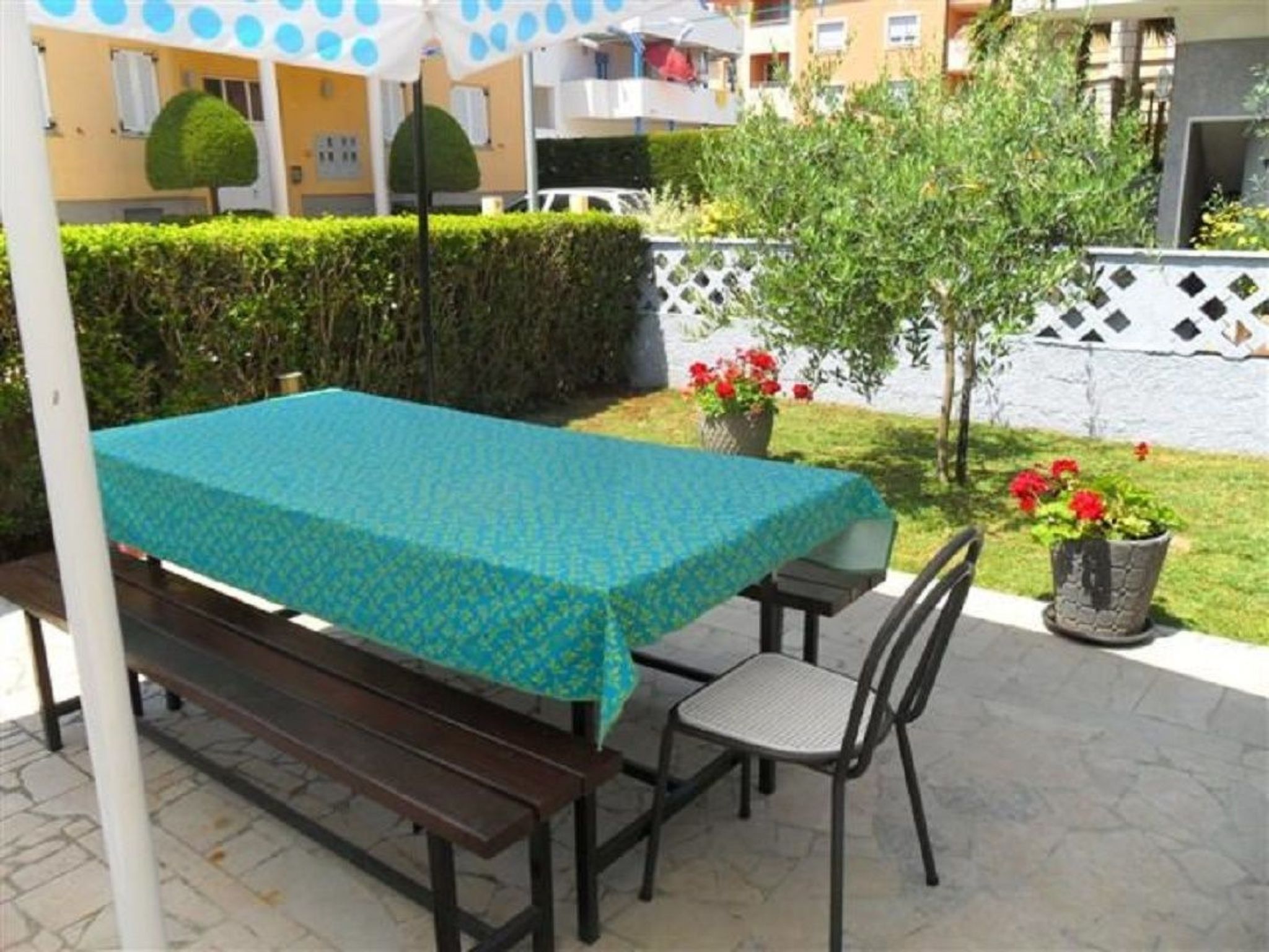 Hübsche Ferienwohnung mit geräumigem Balkon-Buiten