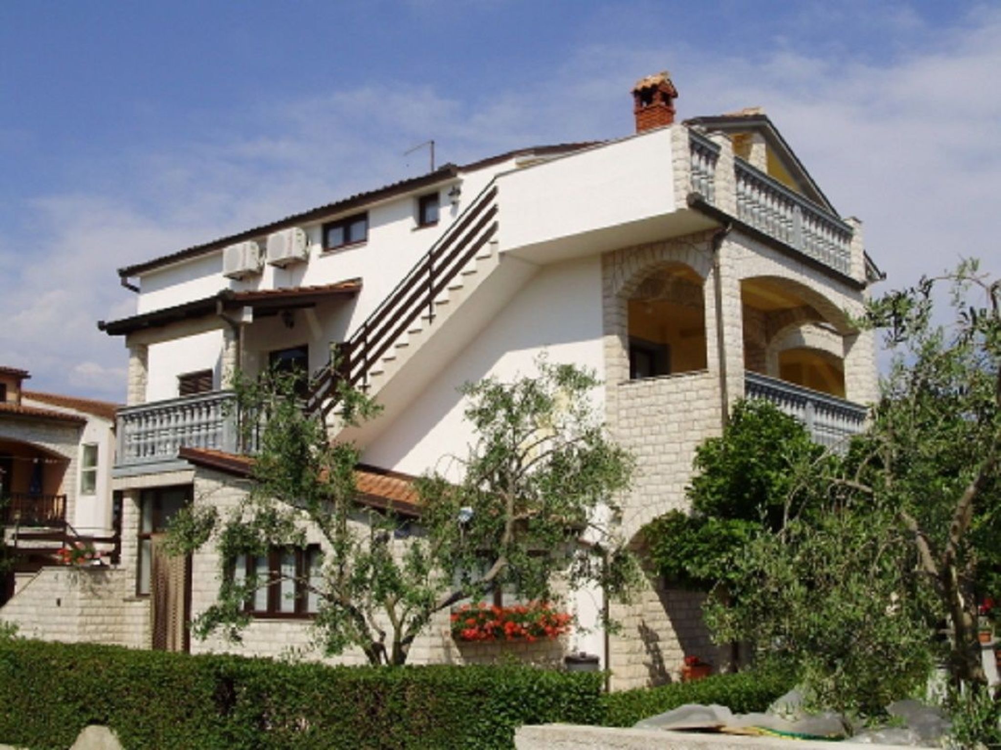 Hübsche Ferienwohnung mit geräumigem Balkon-Buiten