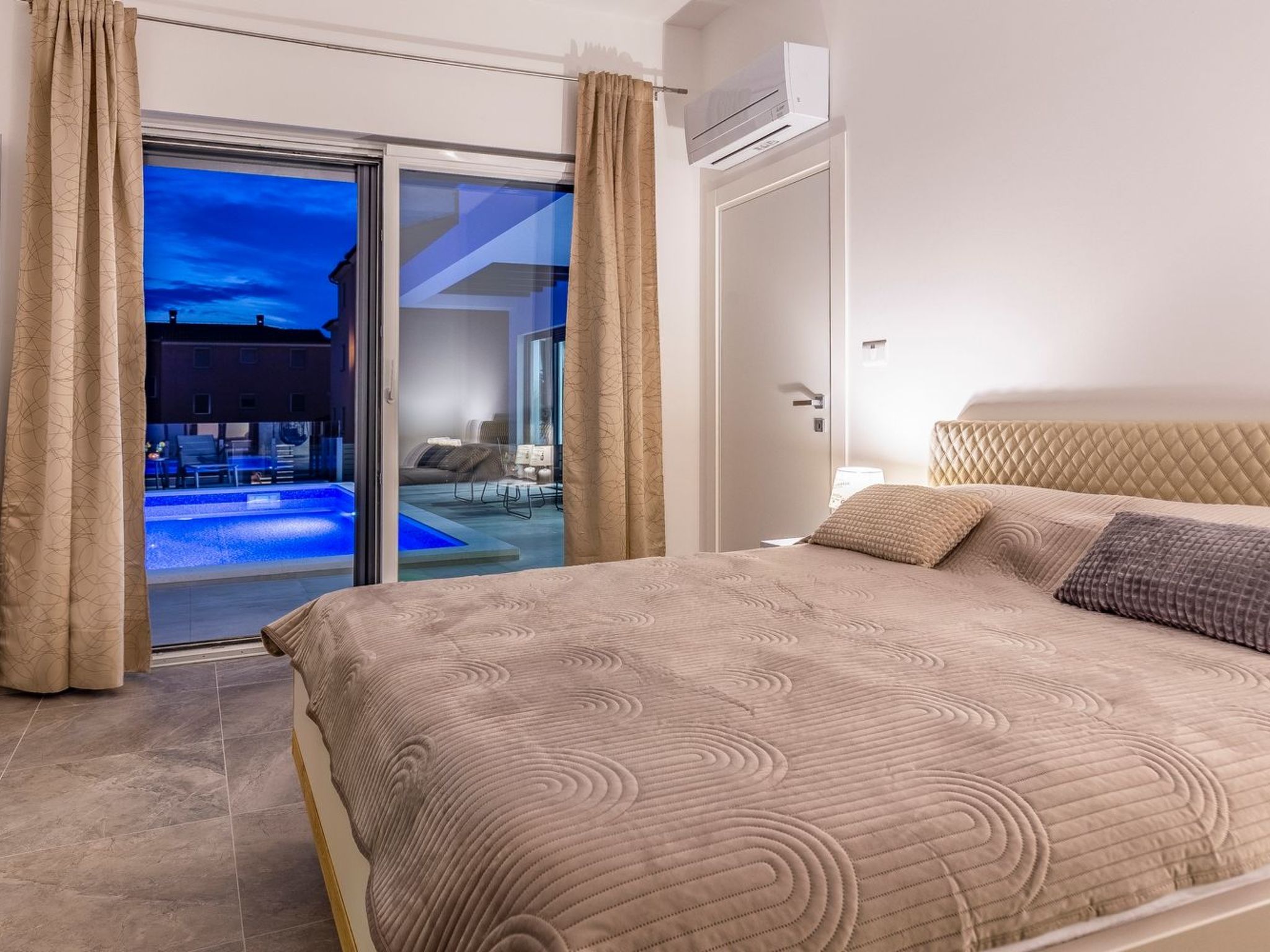 De lux "Villa Bieca", in der Nähe des Sandstrandes-Drinnen