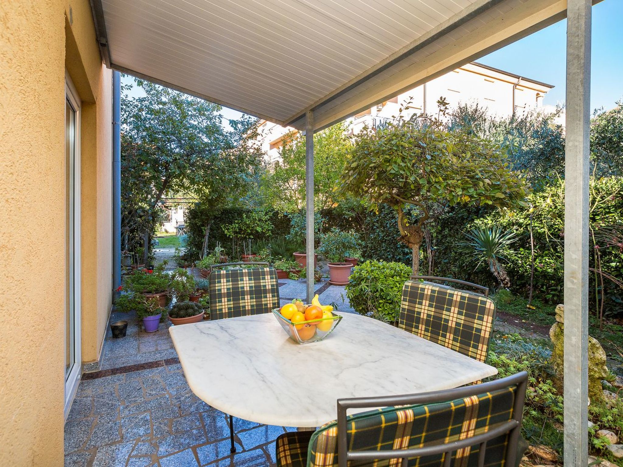 Photo of in der Nähe des Sandstrandes