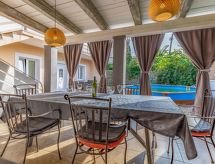 Villa Agneza: privézwembad en tuin op 300m van zee in Medulin - thumbnail 1