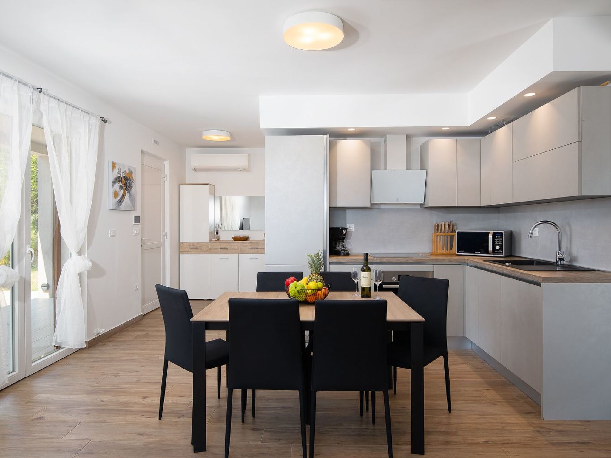 In Pomer mit Parkplatz-Binnen