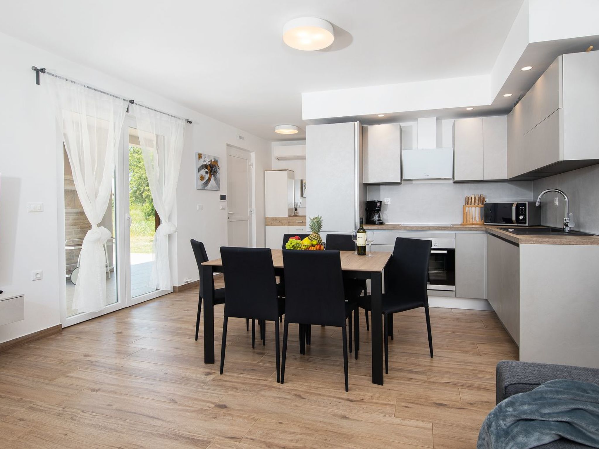 In Pomer mit Parkplatz-Binnen